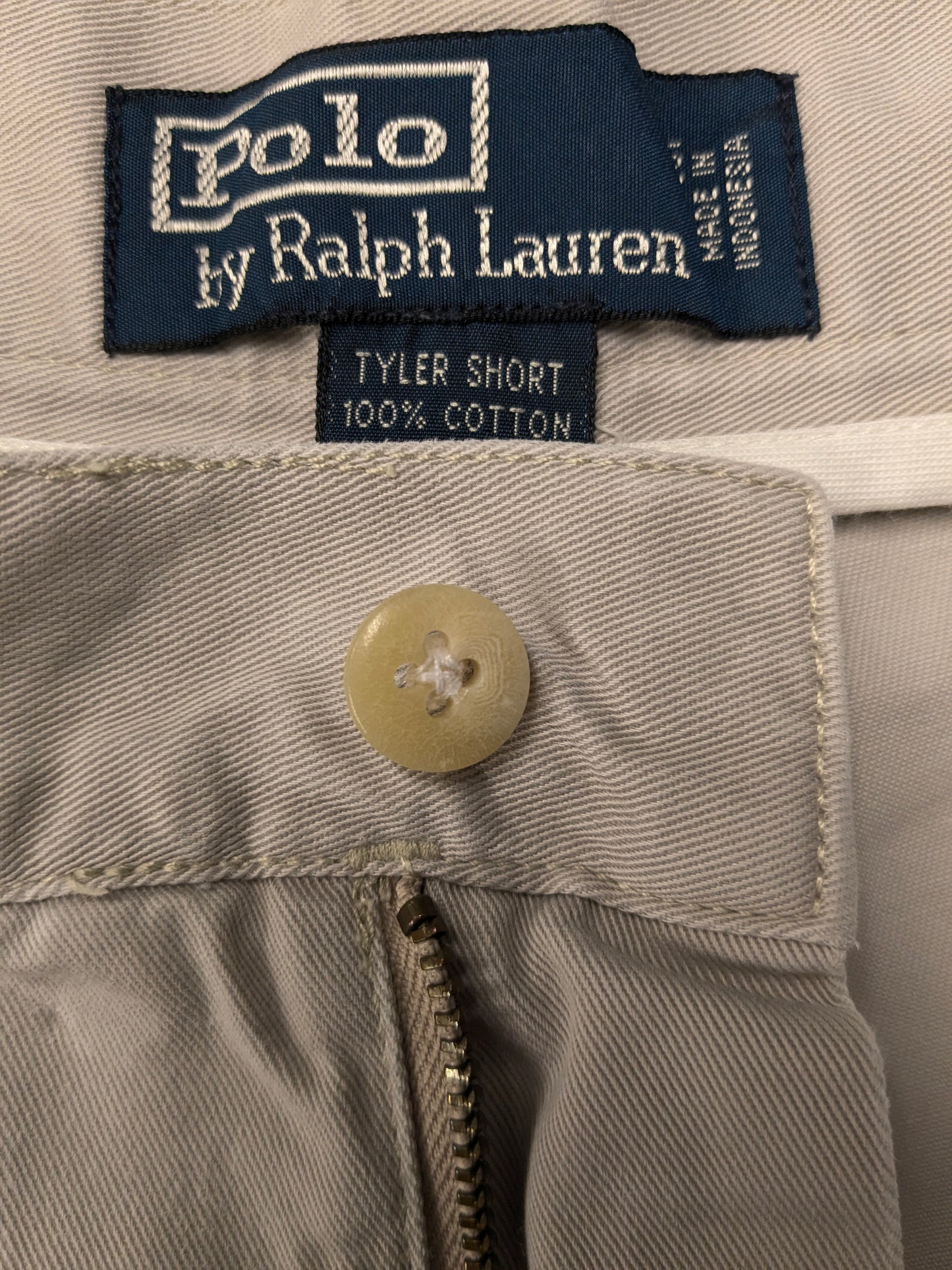 Polo Ralph Lauren korte chino broek. Licht Grijs gekleurd. Maat W36. type "Tyler Short".