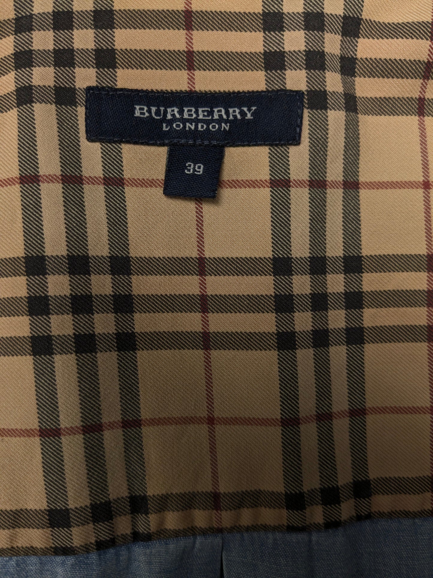 Burberry übergroßes Hemd. Blaue Jeans aussehen. Größe 39 / M.