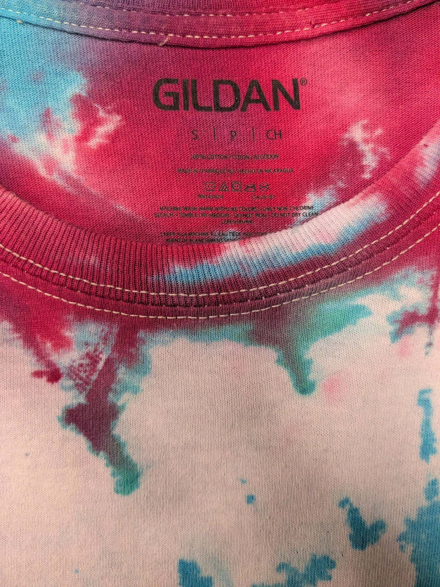 Cravage de la chemise de teinture. Impression bleu vert rose. Taille S.