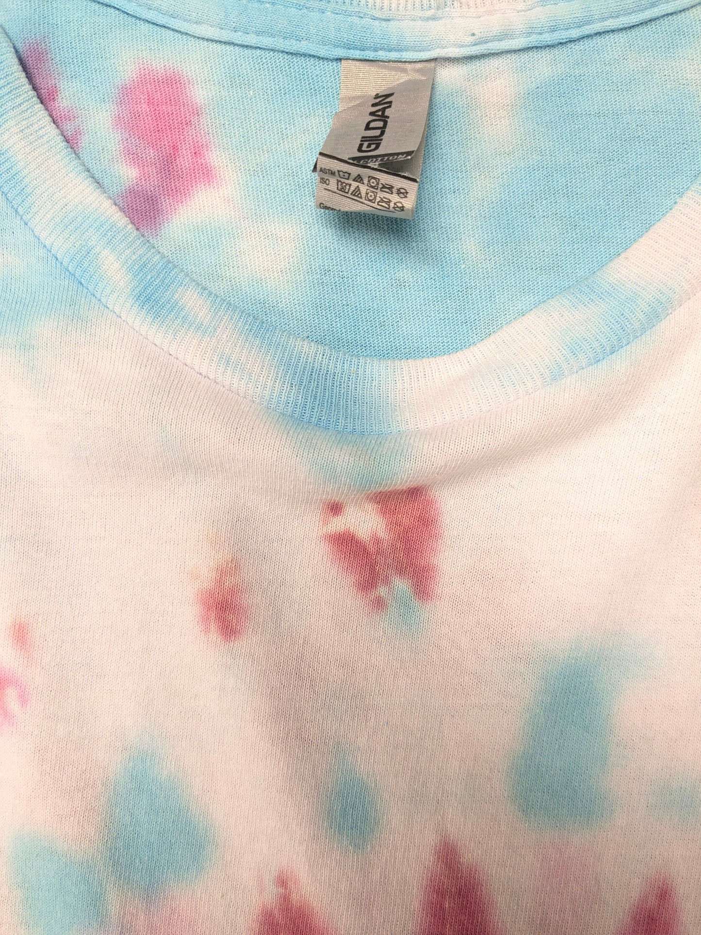 Cravage de la chemise de teinture. Impression bleu rose. Size S.