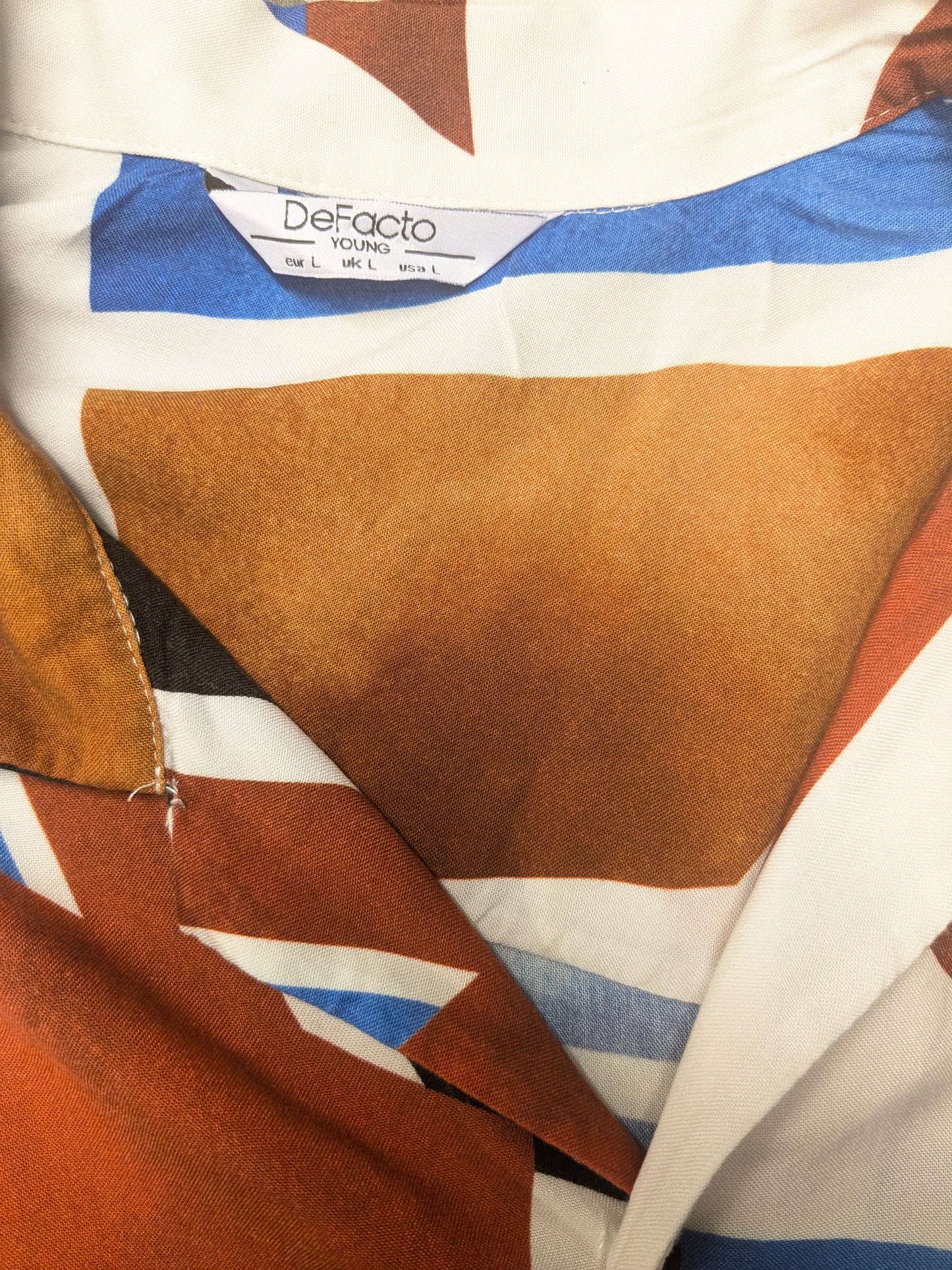 Shirt a manica corta Defacto. Stampa nera blu marrone. Dimensione L. viscosa.