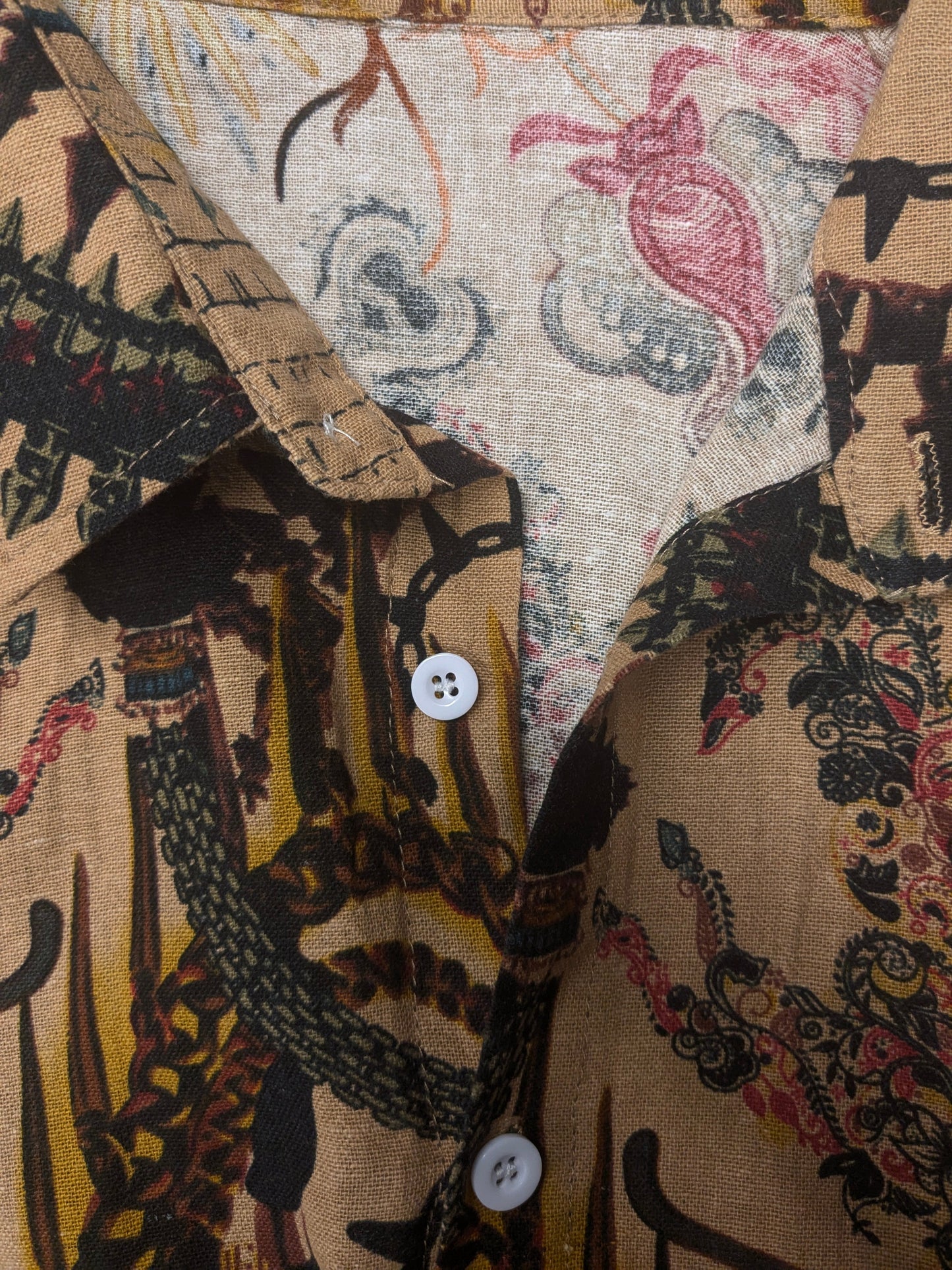 Camicia corta senza marca vintage. Stampa gialla rossa marrone. Taglia L.