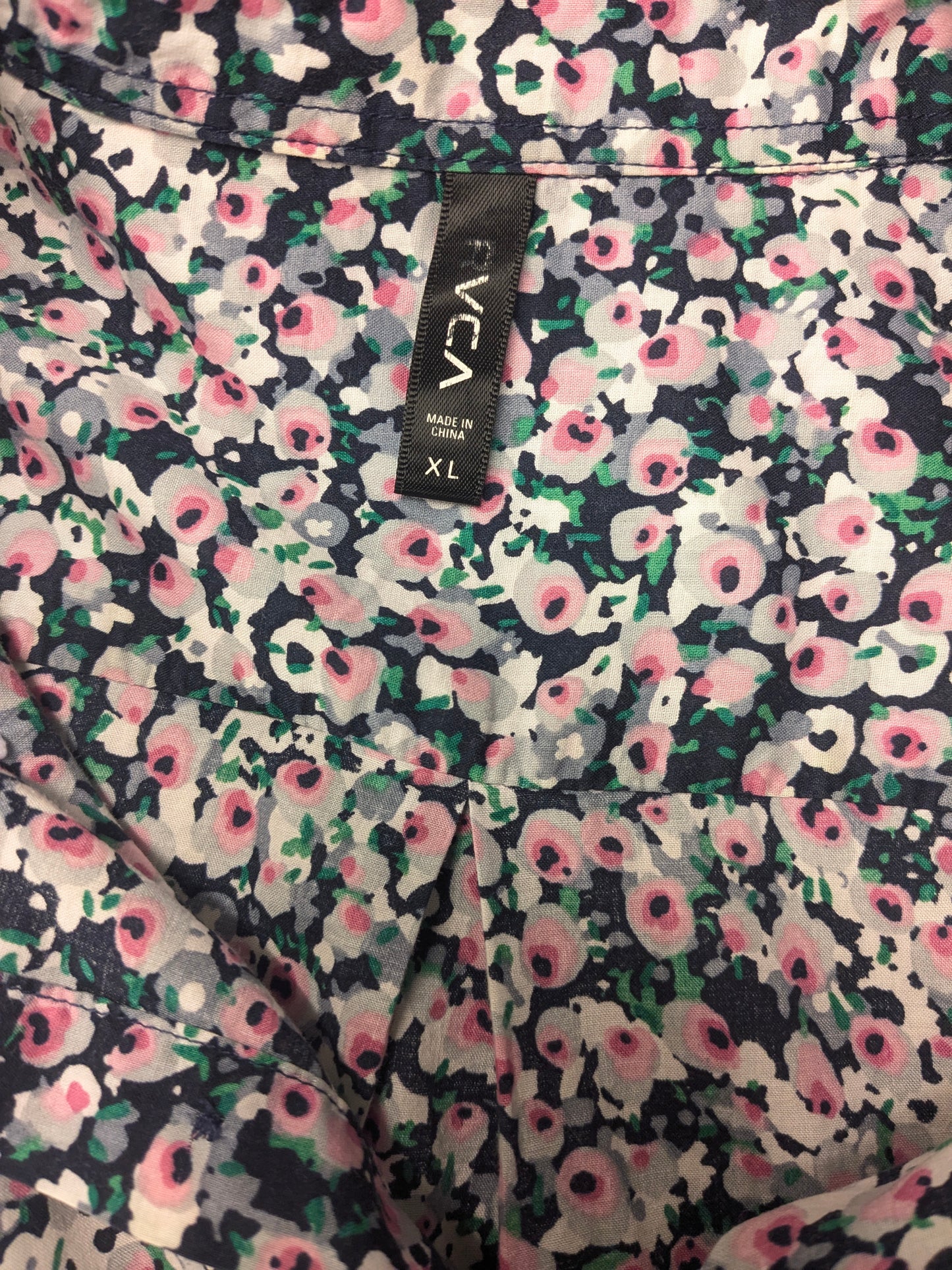 Shirt Shirt RVCA manica corta. Fiori verdi grigi rosa stampata. Taglia XL.