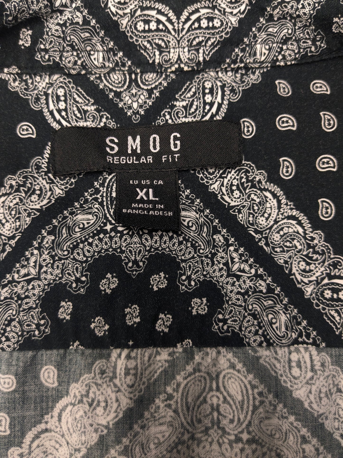 Smog shirt. Black and white print. Size XL. Regular fit.