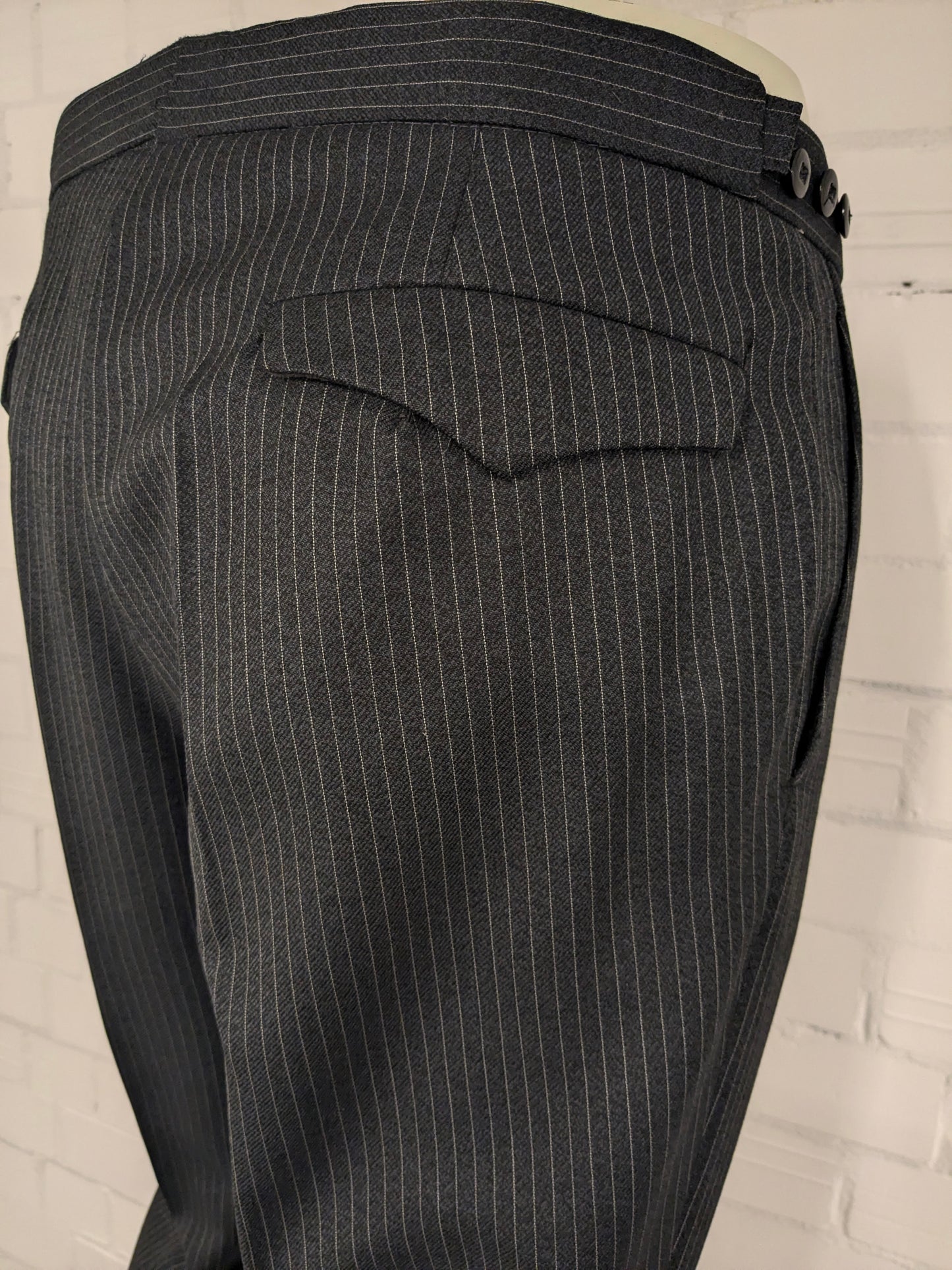 Pantaloni di lana di Cascogne. Linea di gesso grigio. Taglia 48 / M.