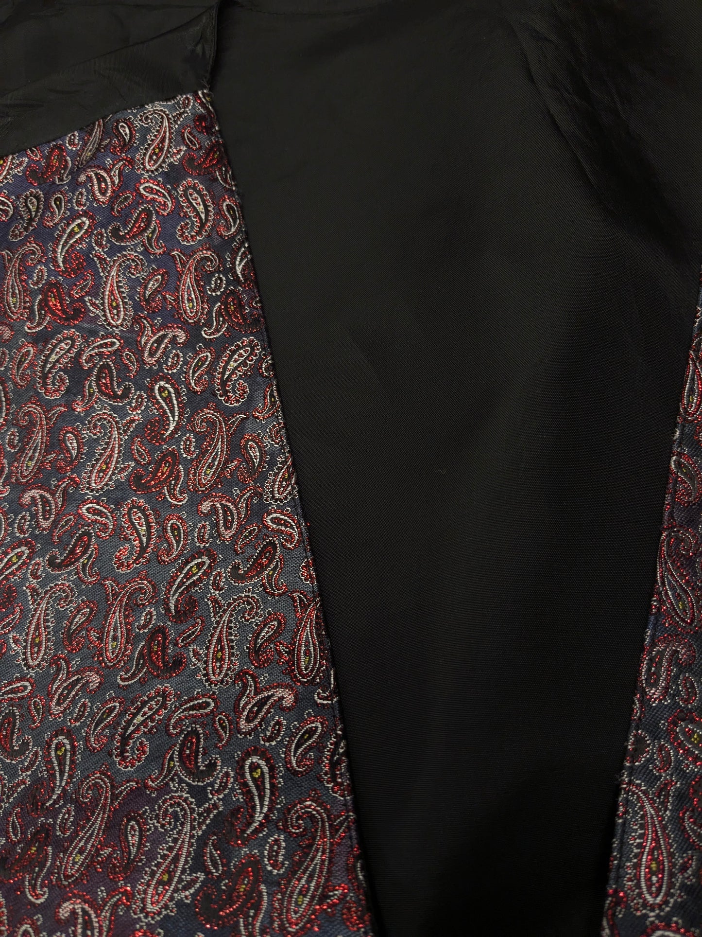 Vintage waistcoat. Red gray shiny paisley motif. Size 2XL / XXL.