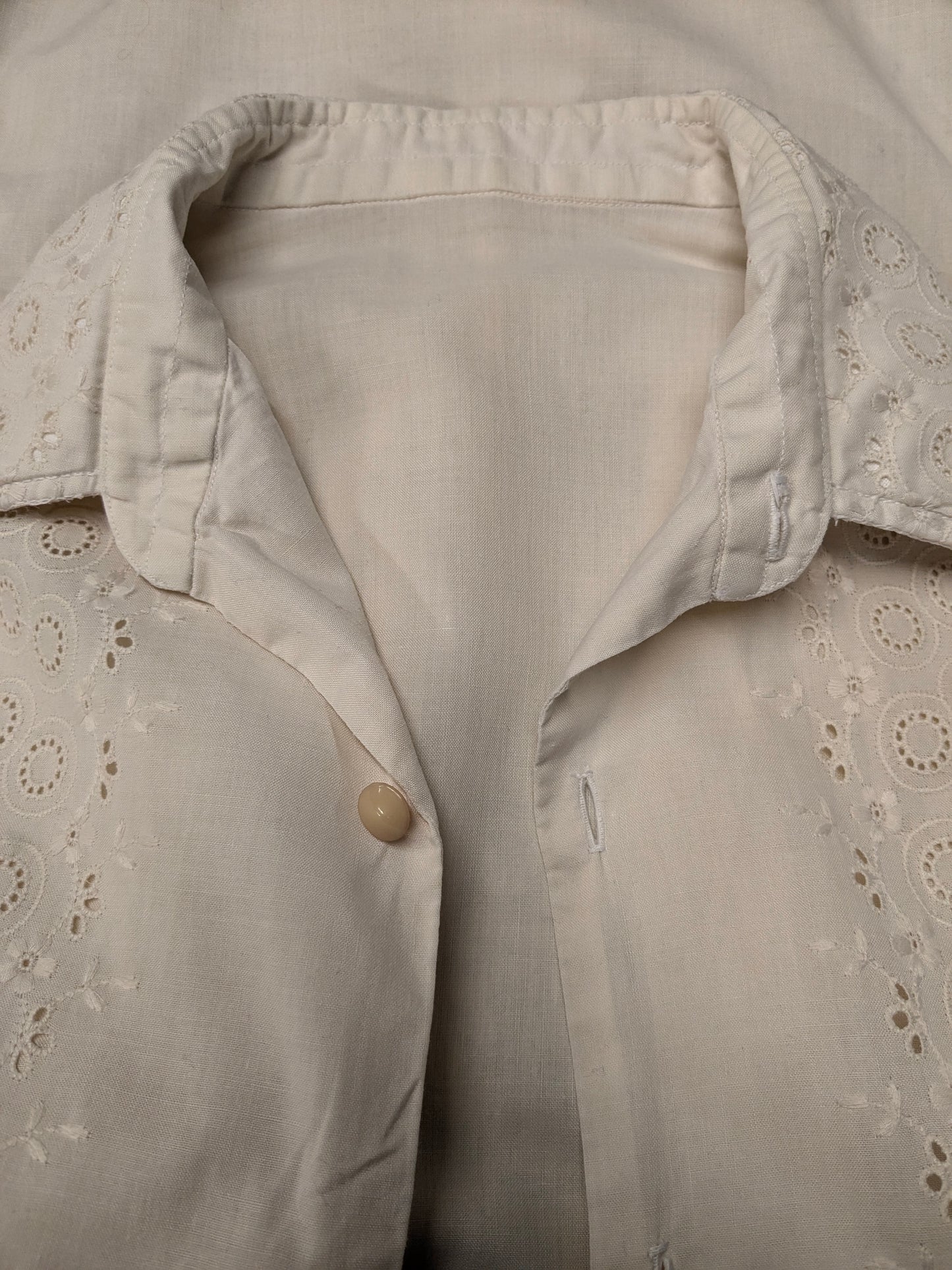 Camicia vintage degli anni '70. Beige con dettagli in pizzo. Taglia M. Slimt fit.