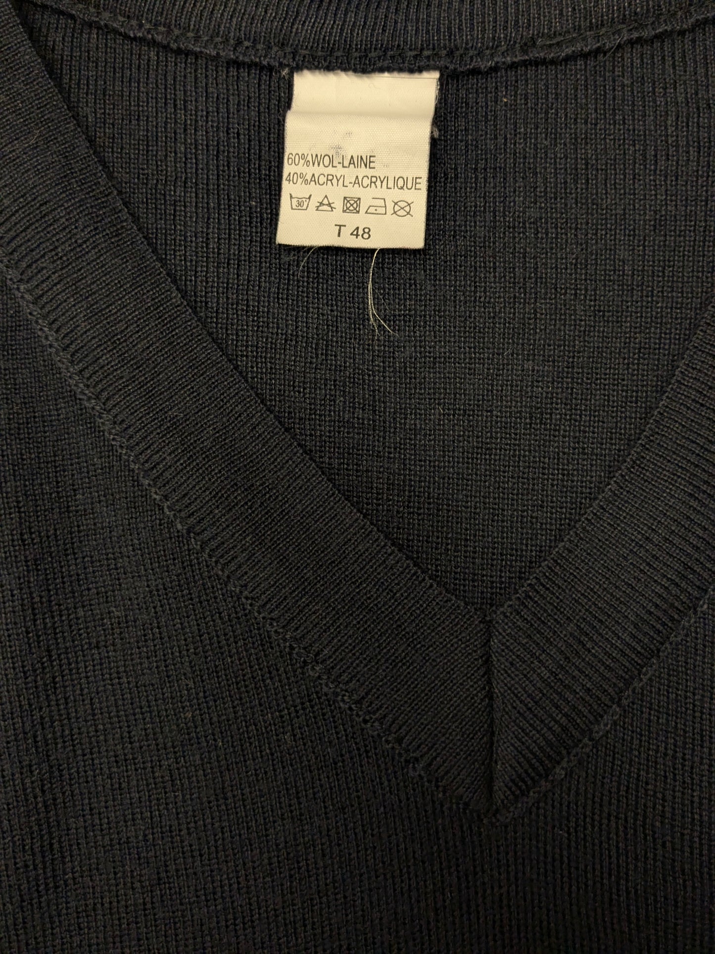 Pull en laine avec col en V. Bleu foncé avec applications d'épaule. Taille L. 60% de laine.