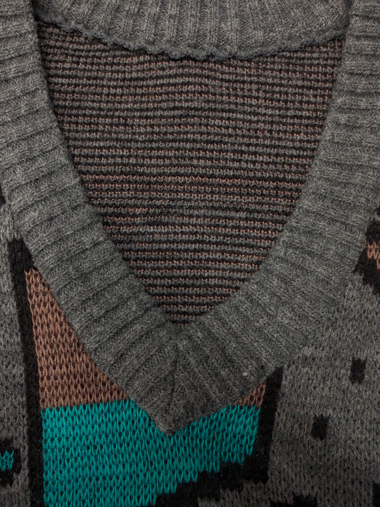 Vintage Warme trui met V-Hals. Grijs Groen Bruin gekleurd. Maat XL.