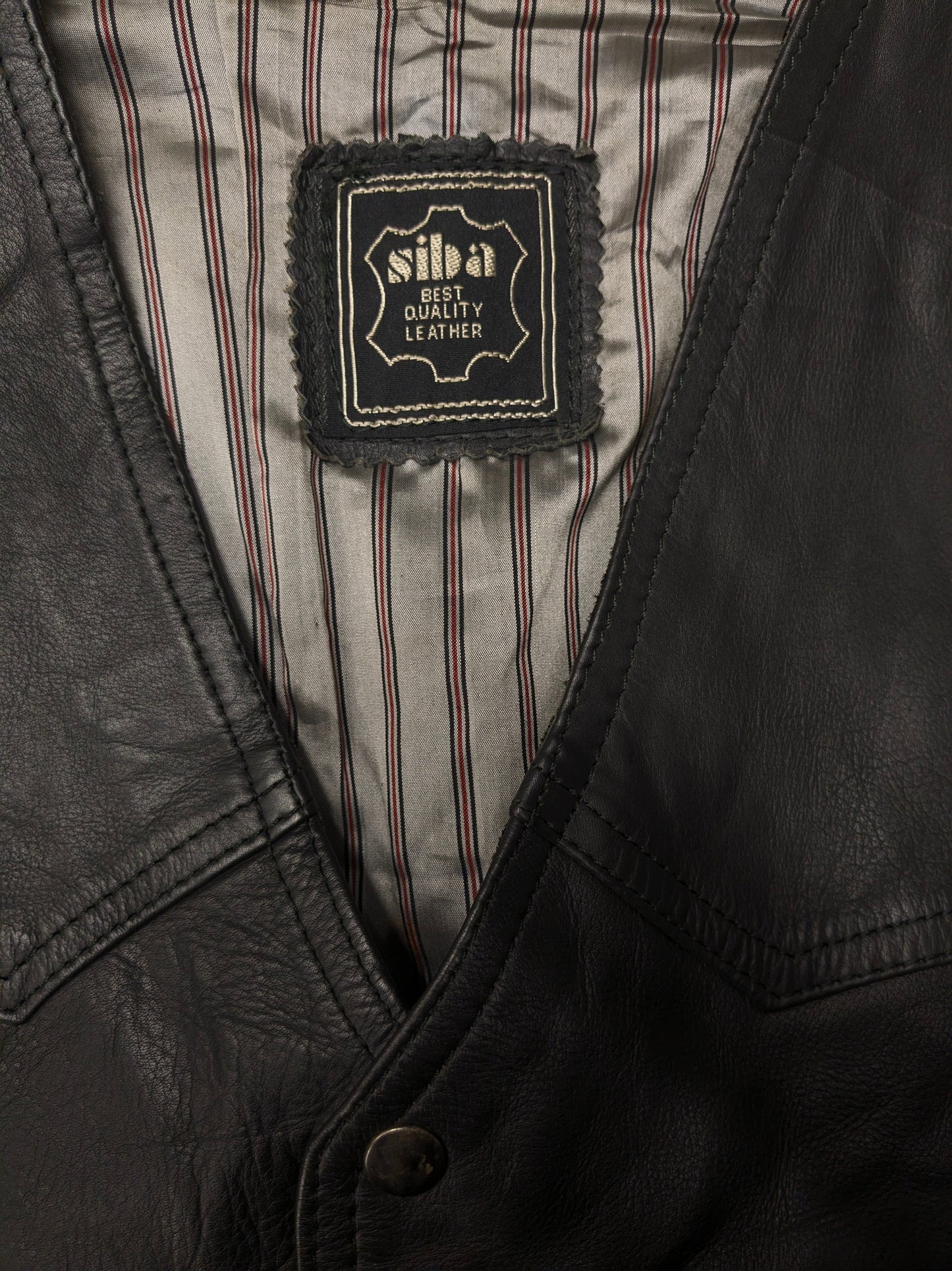 SIBA Chaleco de cuero de doble lado con aplicaciones veteranas. Color negro. Tamaño M.