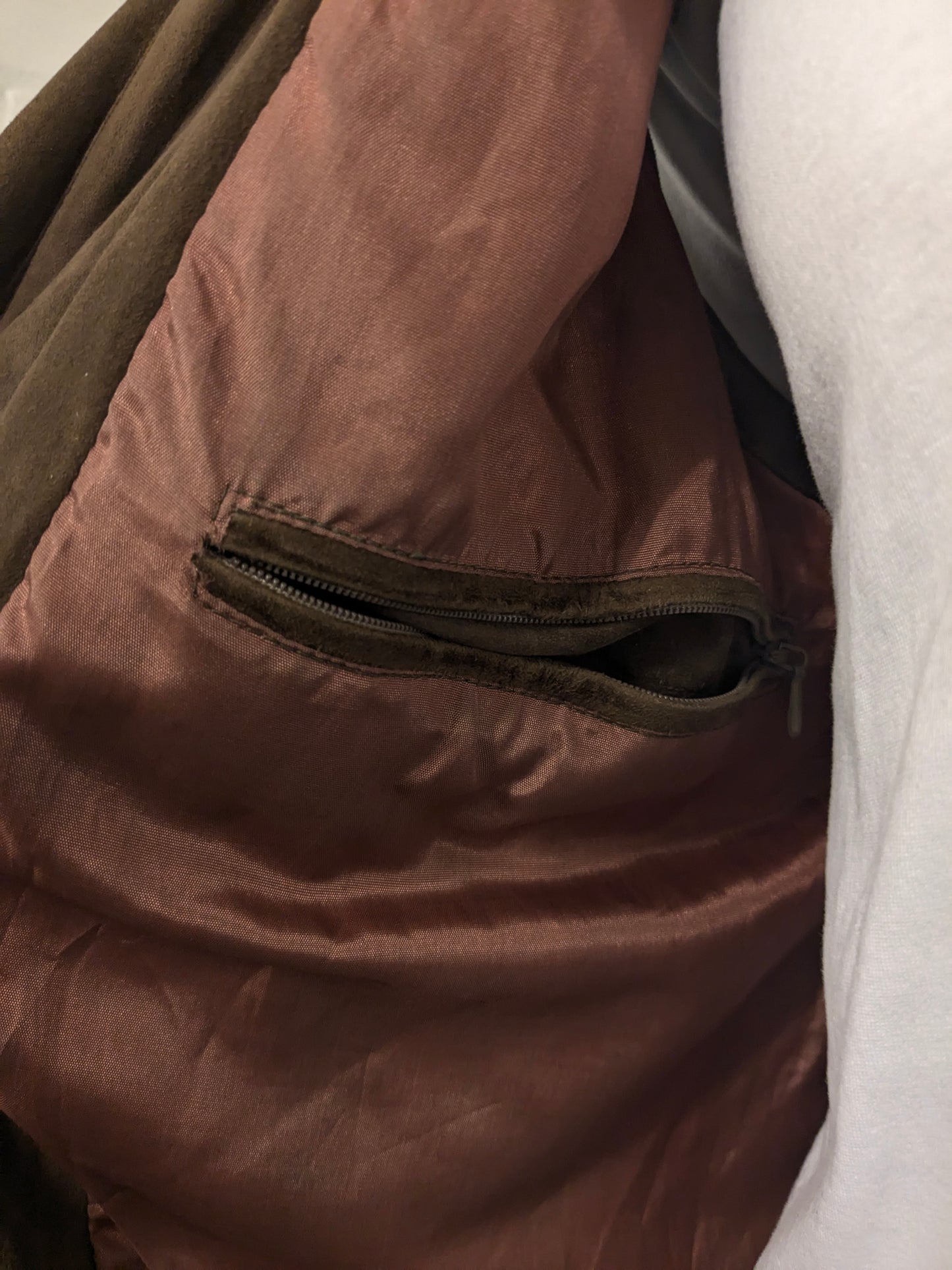 Vintage McNeal dubbelzijdig suède bodywarmer met dubbele sluiting. Bruin gekleurd. 2 binnenzakken. Maat L.