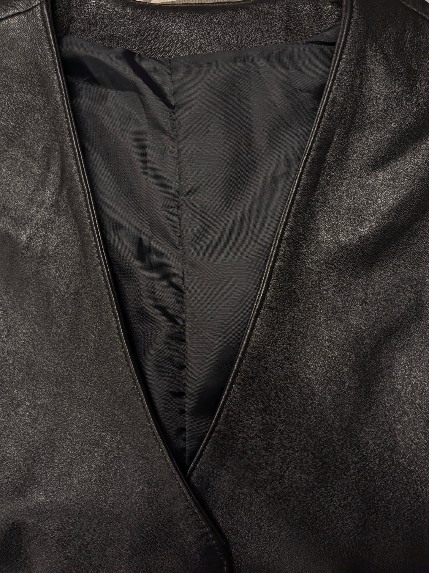 Vintage dubbelzijdig leren gilet. Zwart gekleurd. Langer model. (riem ontbreekt). Maat XL.