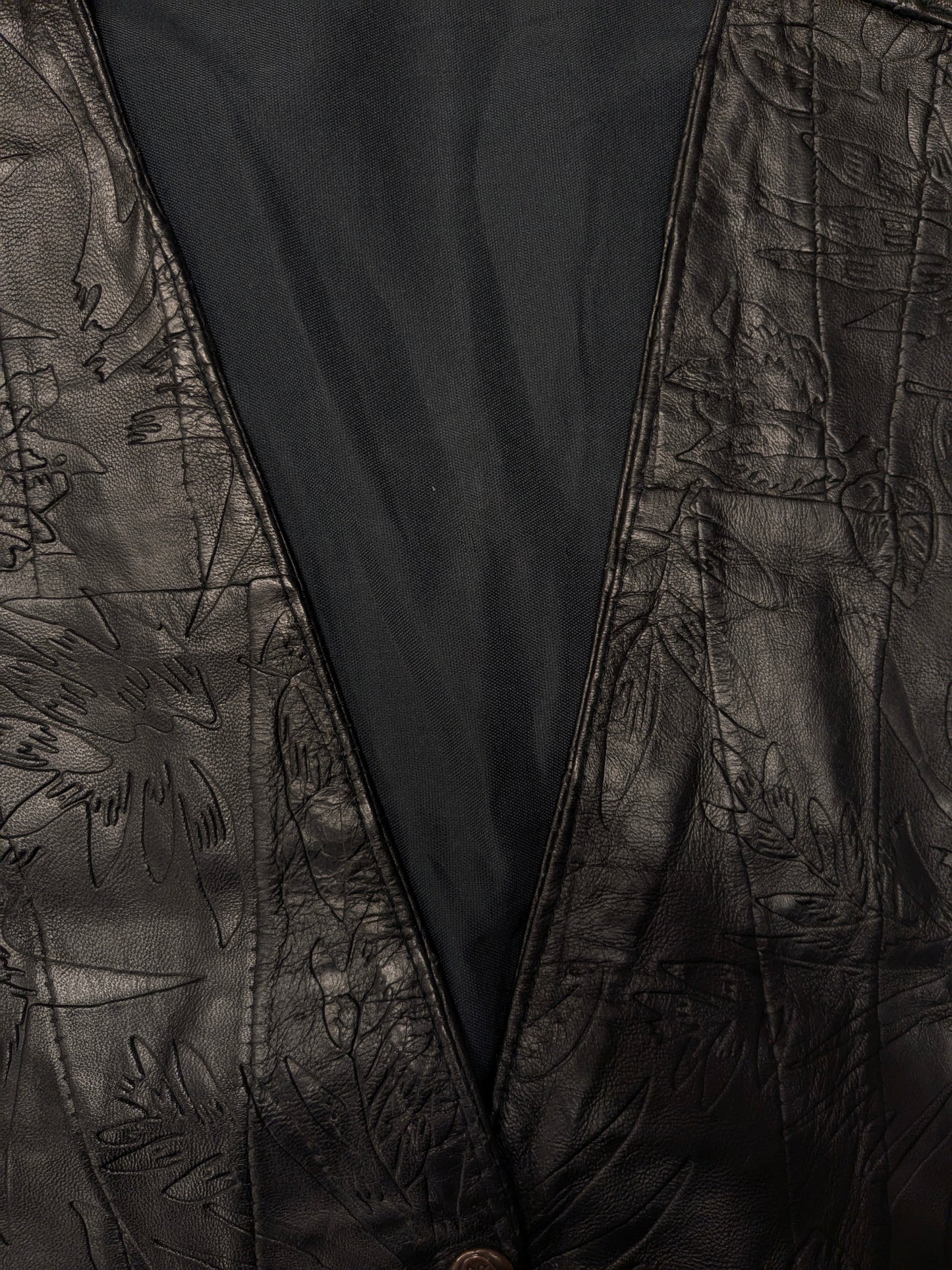 Vintage leren dubbelzijdig gilet met drukknopen. Zwart voelbaar bladmotief. Maat M.