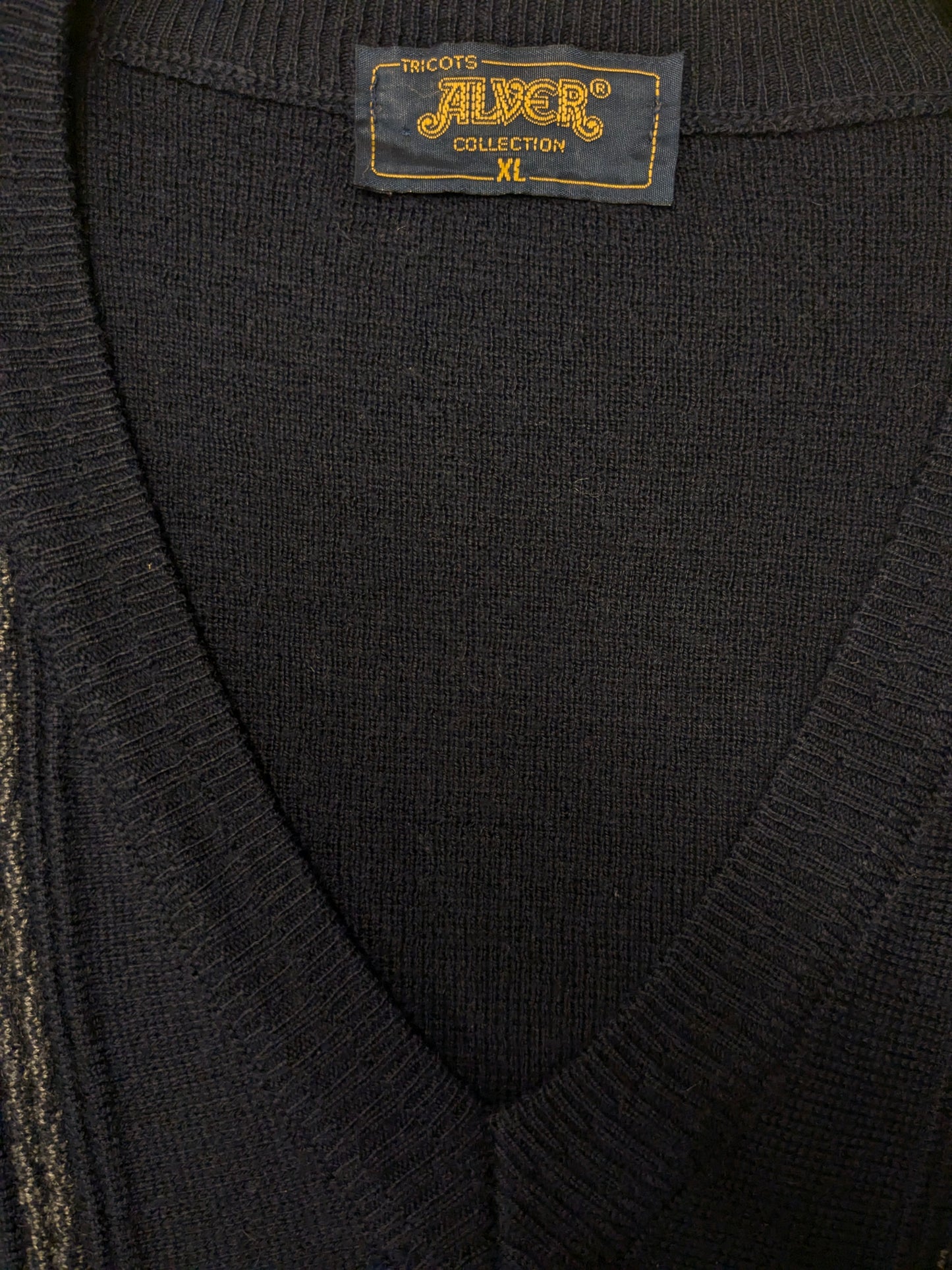 Suéter vintage Alver con cuello en V. Color azul oscuro. Tamaño xl.