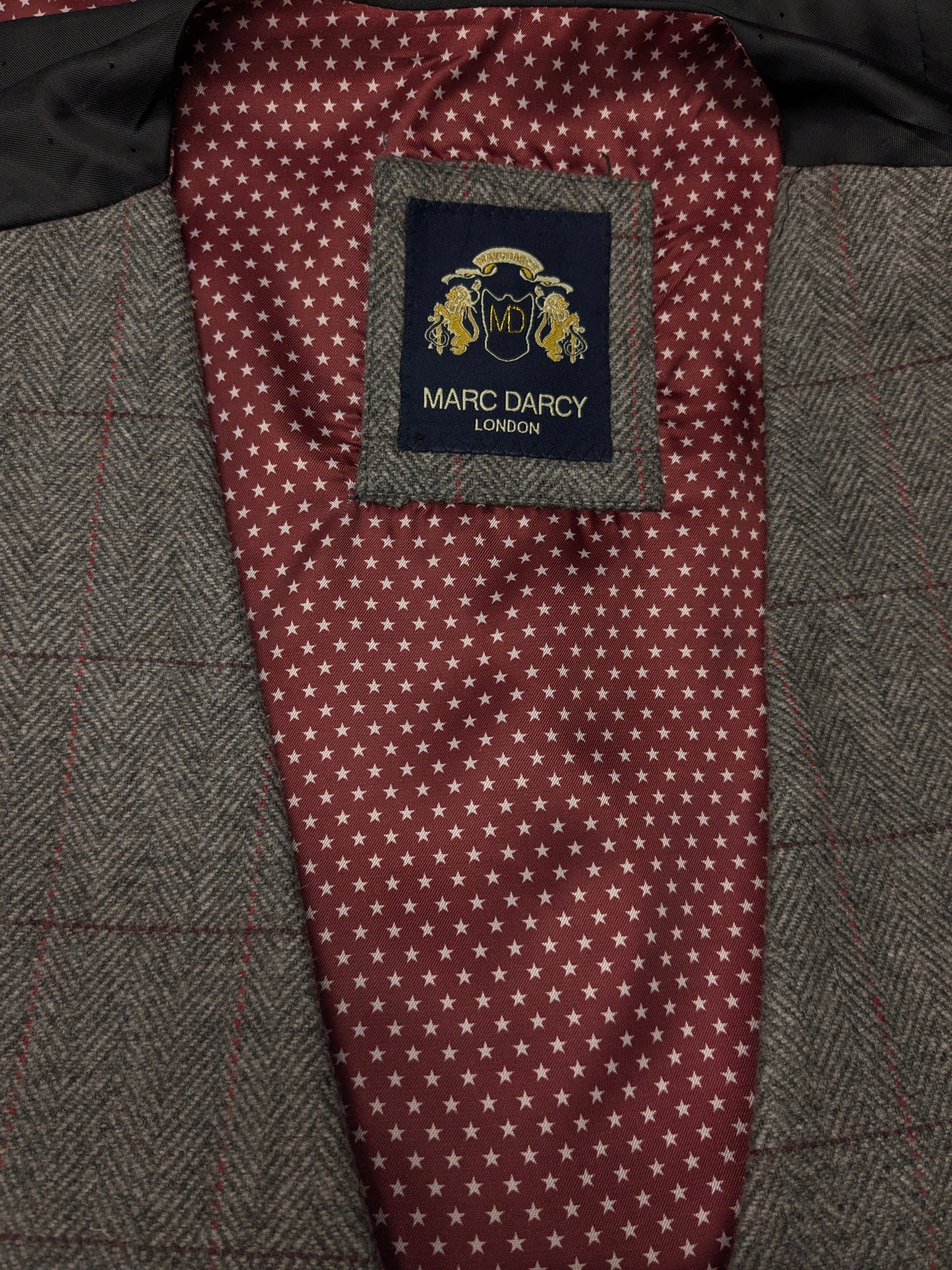 Marc Darcy Gilet. Gris rouge vérifié. Taille M.
