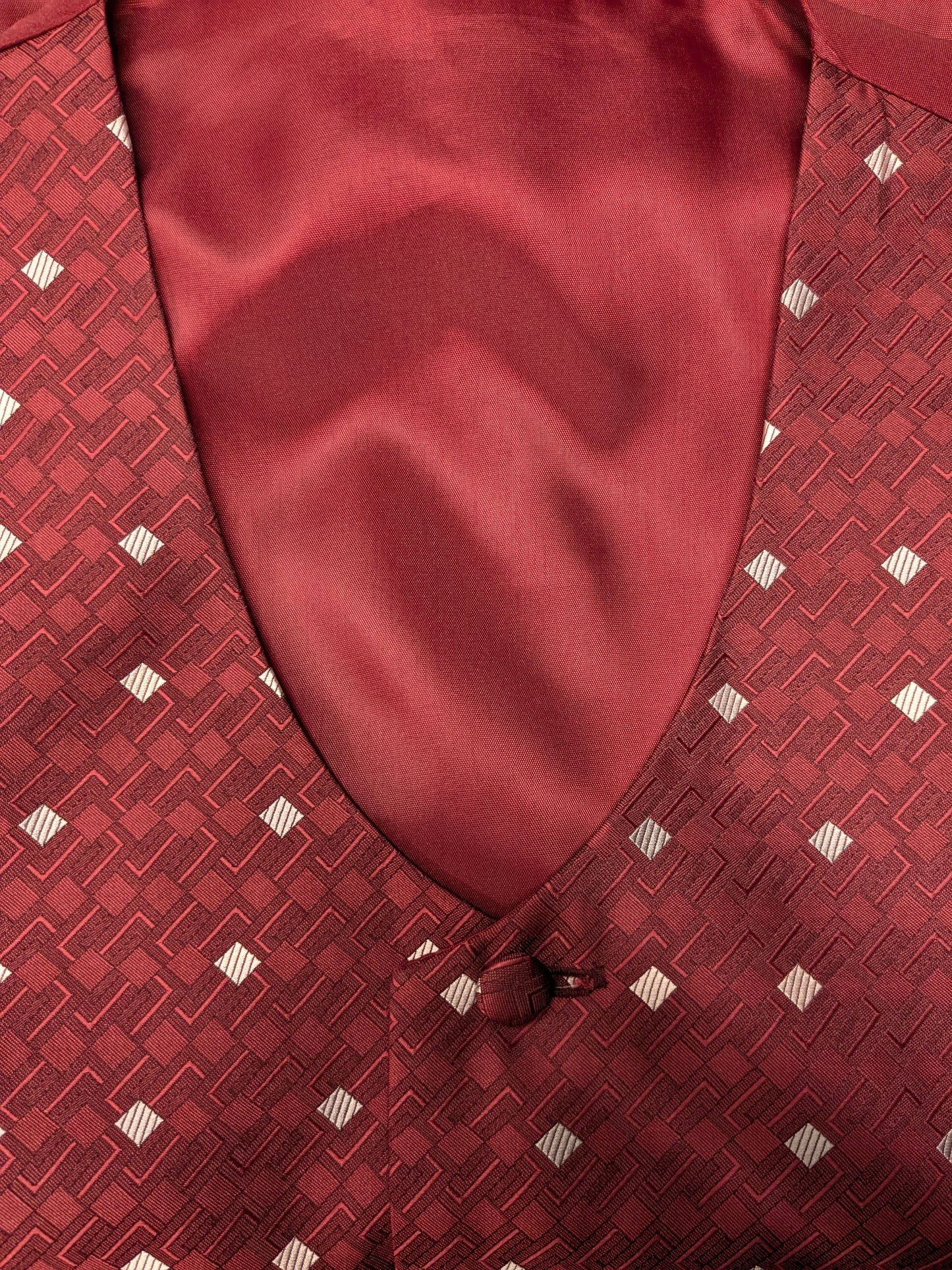 Vintage gilet. Donker Rood Wit licht glanzend motief. Maat M.