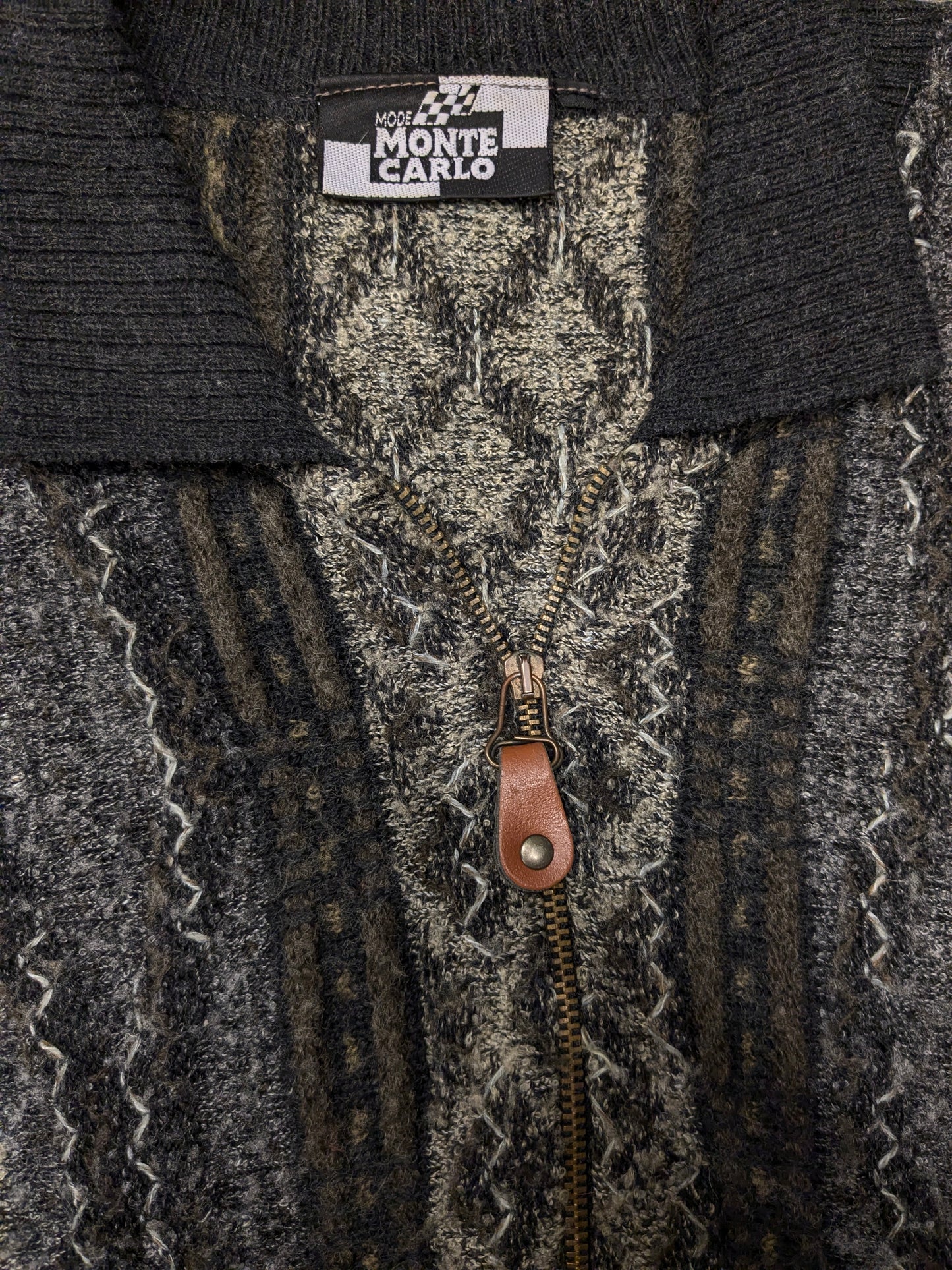 Pull vintage Monte Carlo Wool avec fermeture éclair. Couleur noir vert brun. Taille 2xl / xxl. 50% de laine.