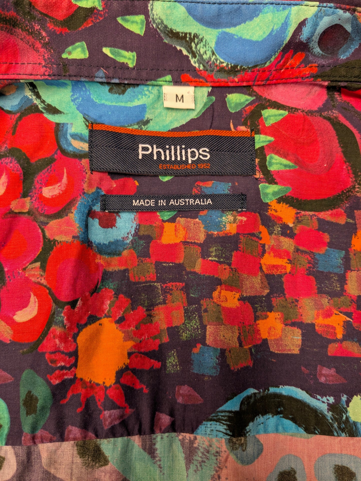 Camisa de Philips. Estampado de color verde naranja rosa. Tamaño M.