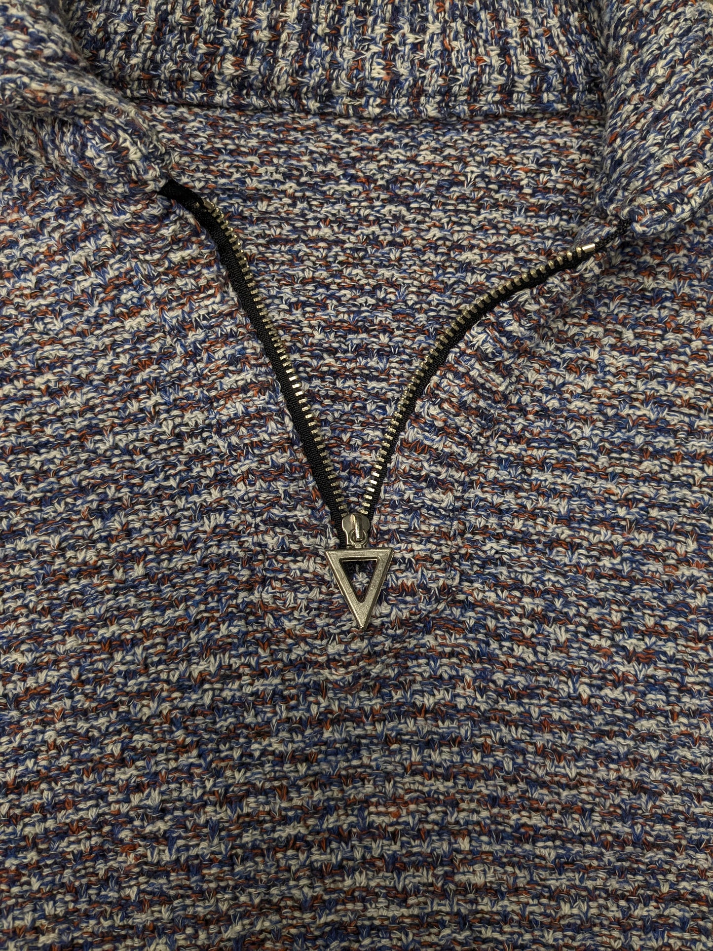 Pull vintage avec fermeture éclair. Bleu blanc rouge mélangé. Taille M.