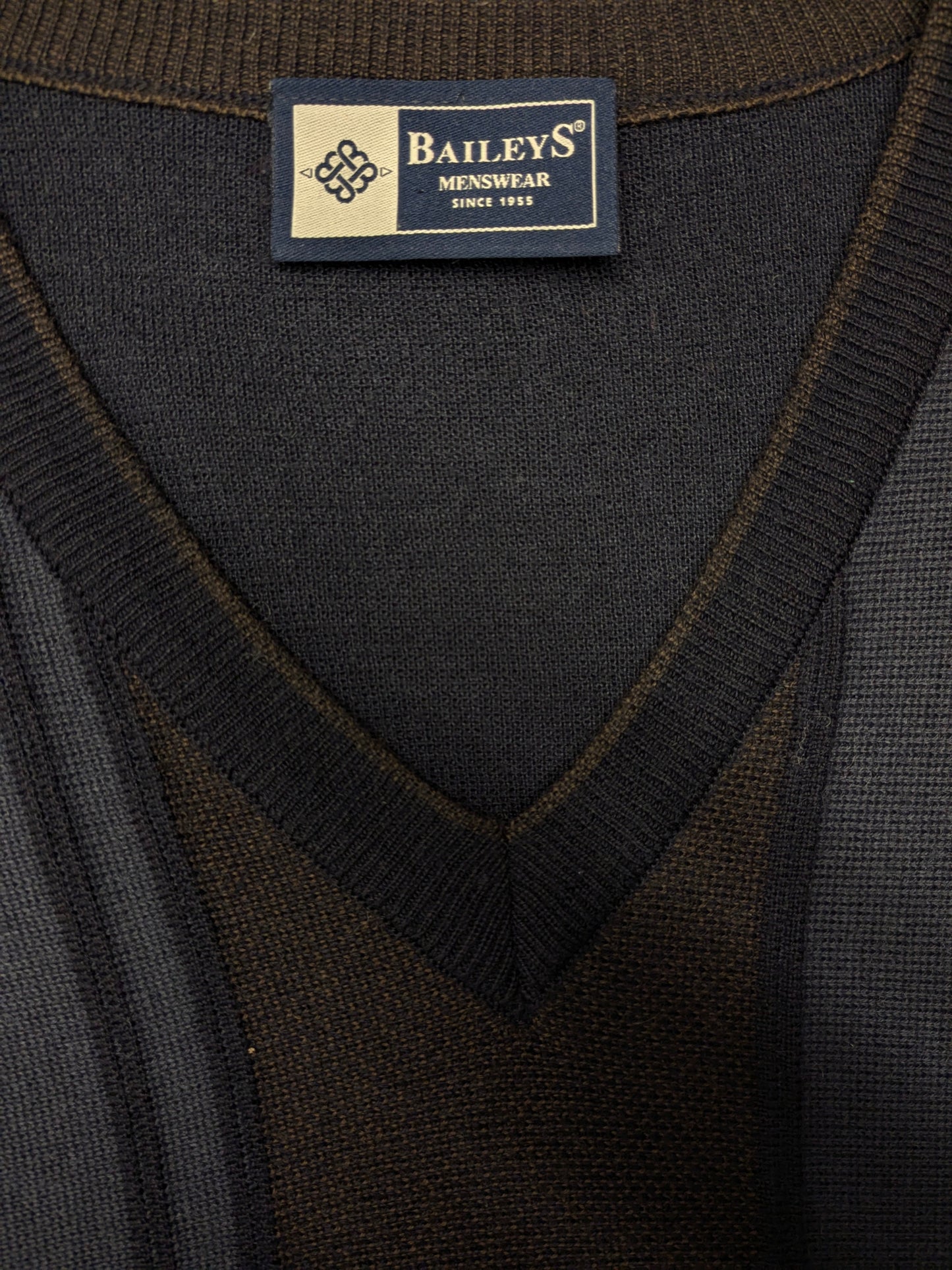 Vintage Baileys trui met V-Hals. Donker Blauw Grijs Bruin gekleurd. Maat XL.