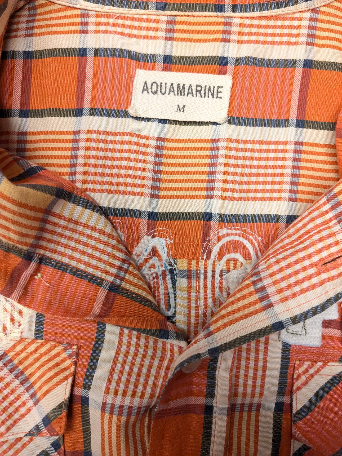 Camisa color aguamarina manga corta. Naranja Amarillo Azul marcado. con aplicaciones. Talla M.