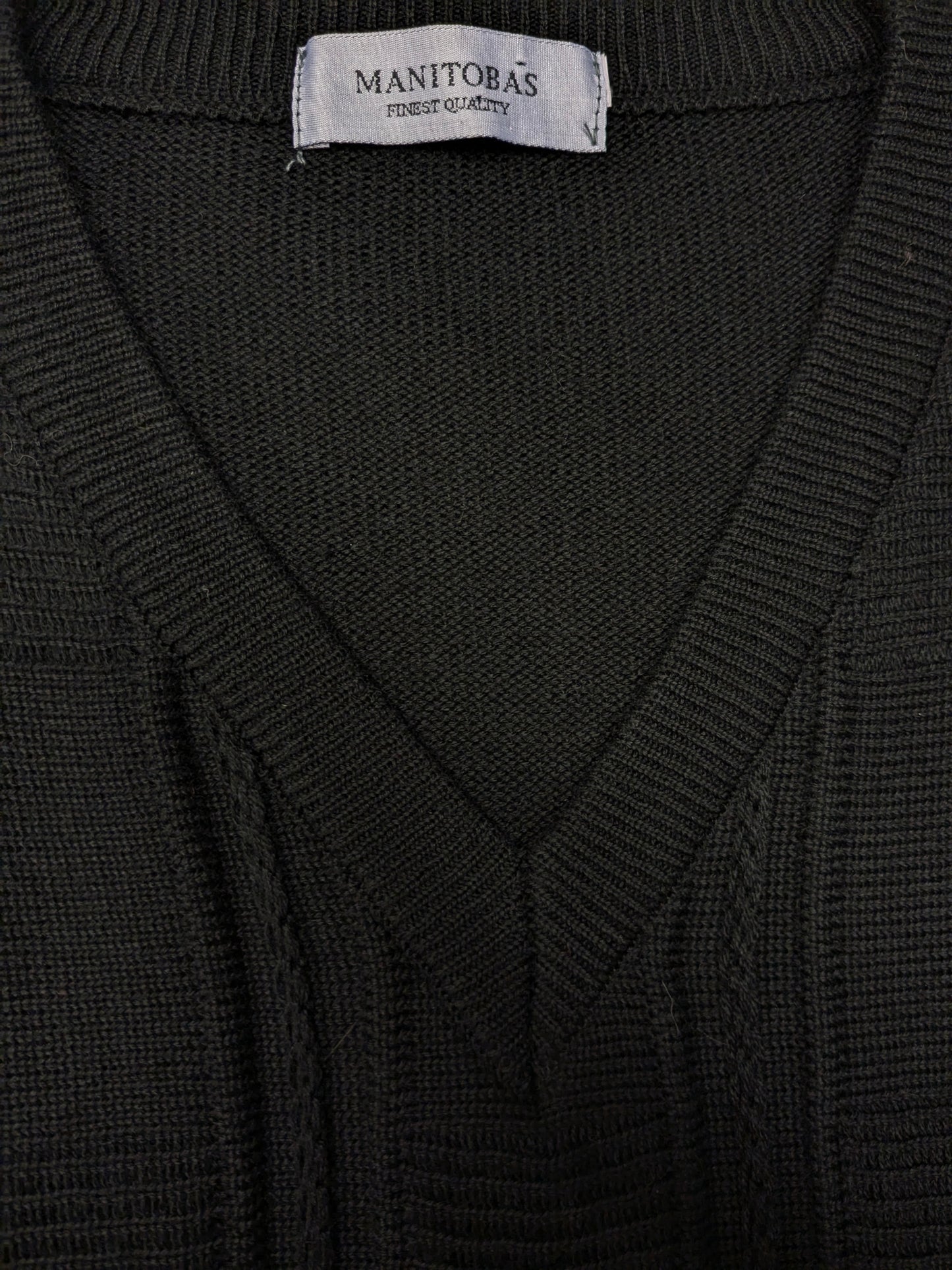 Pull en laine mérinos du Manitoba. Motif tactile noir. Taille L. 50% Laine.