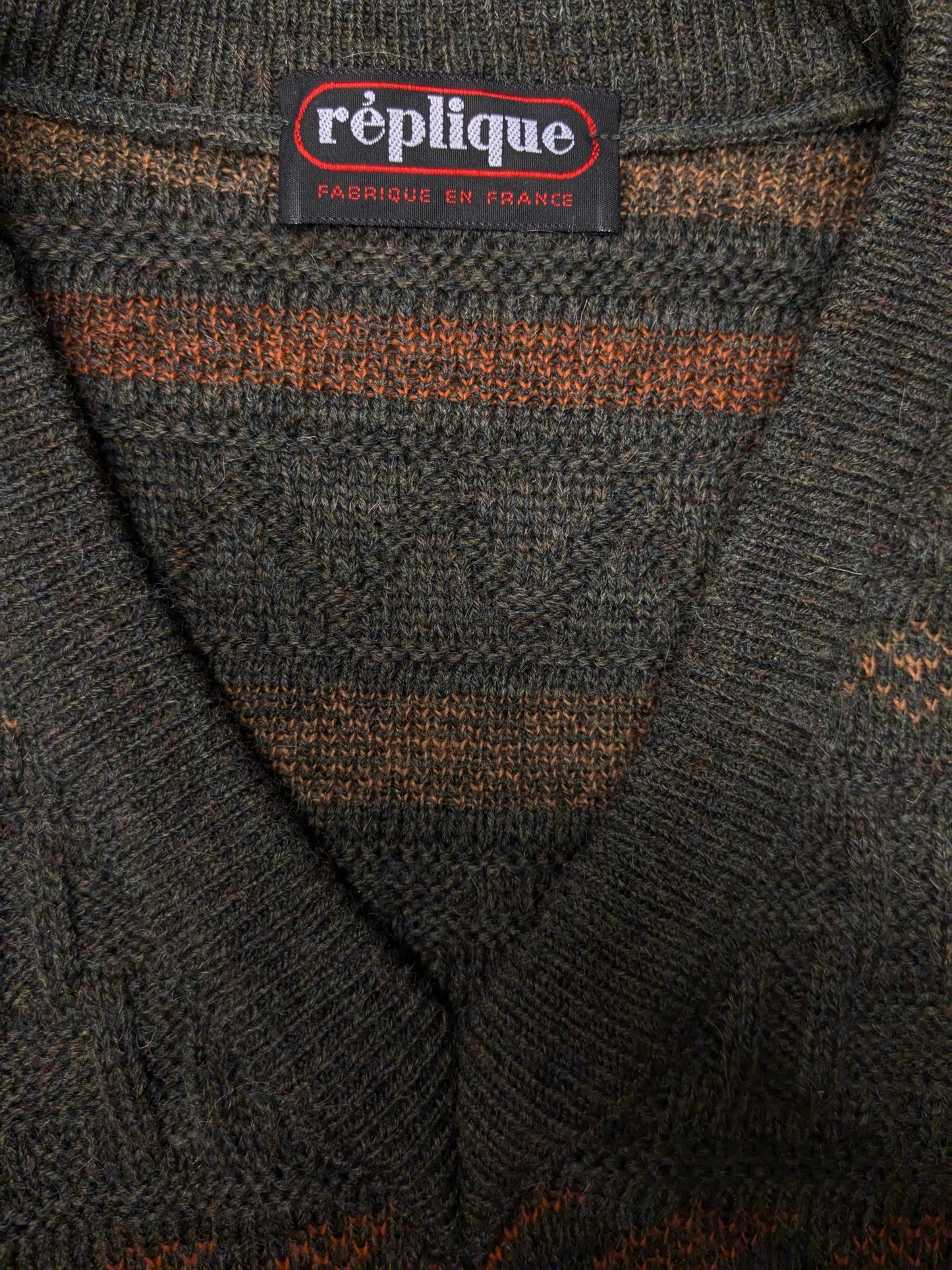 Pull en laine Replique vintage avec col en V. Couleur vert jaune orange. Taille L. 19% Laine.
