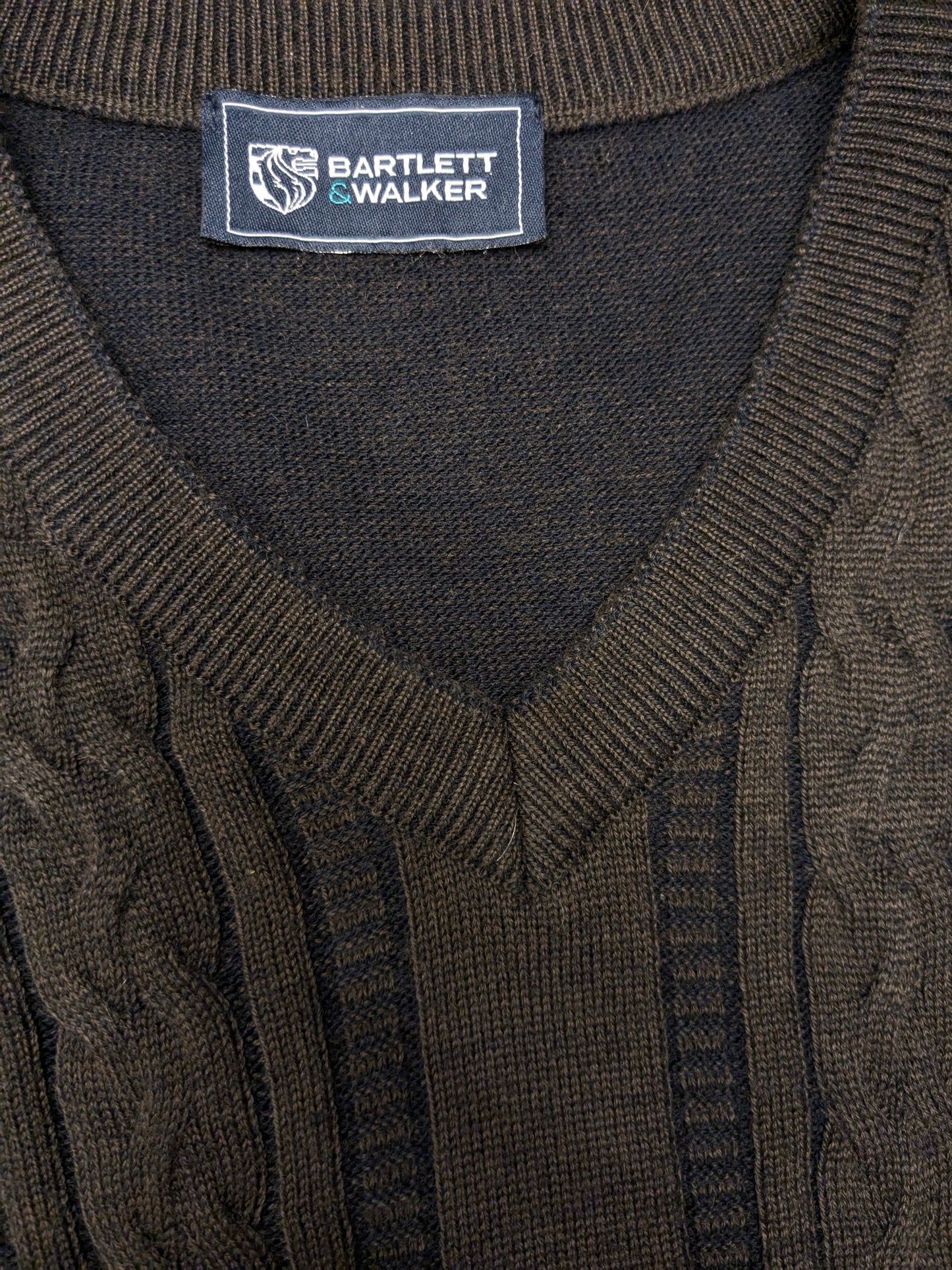 Pull Bartlett & Walker en laine mérinos avec col en V. De couleur marron bleu foncé. Taille L. 34% Laine.