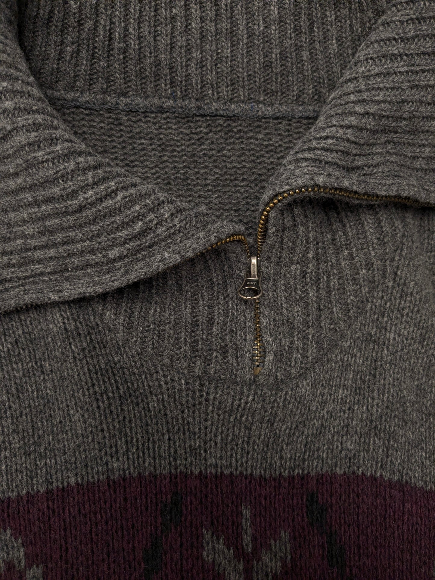 Maglione vintage in lana d'agnello con cerniera. Colore grigio viola nero. Taglia L. 30% Lana.