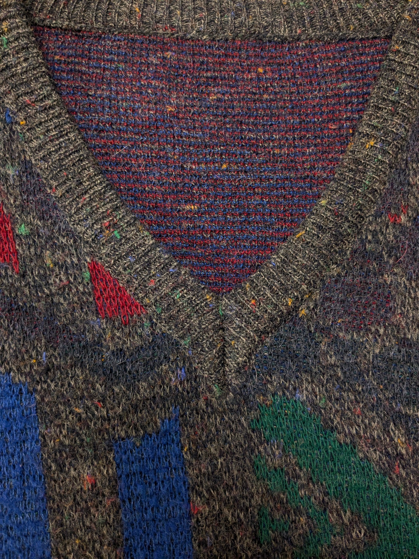 pull vintage en laine d’alpaga avec col en V. Couleur gris rouge bleu vert. Taille L. 25% Laine et 10% Laine Alpaga.