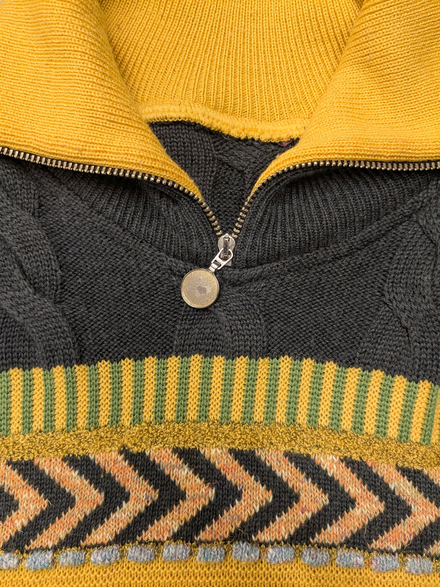 Pull en laine vintage avec fermeture éclair. Couleur jaune vert gris. Taille XL. 53% Laine.