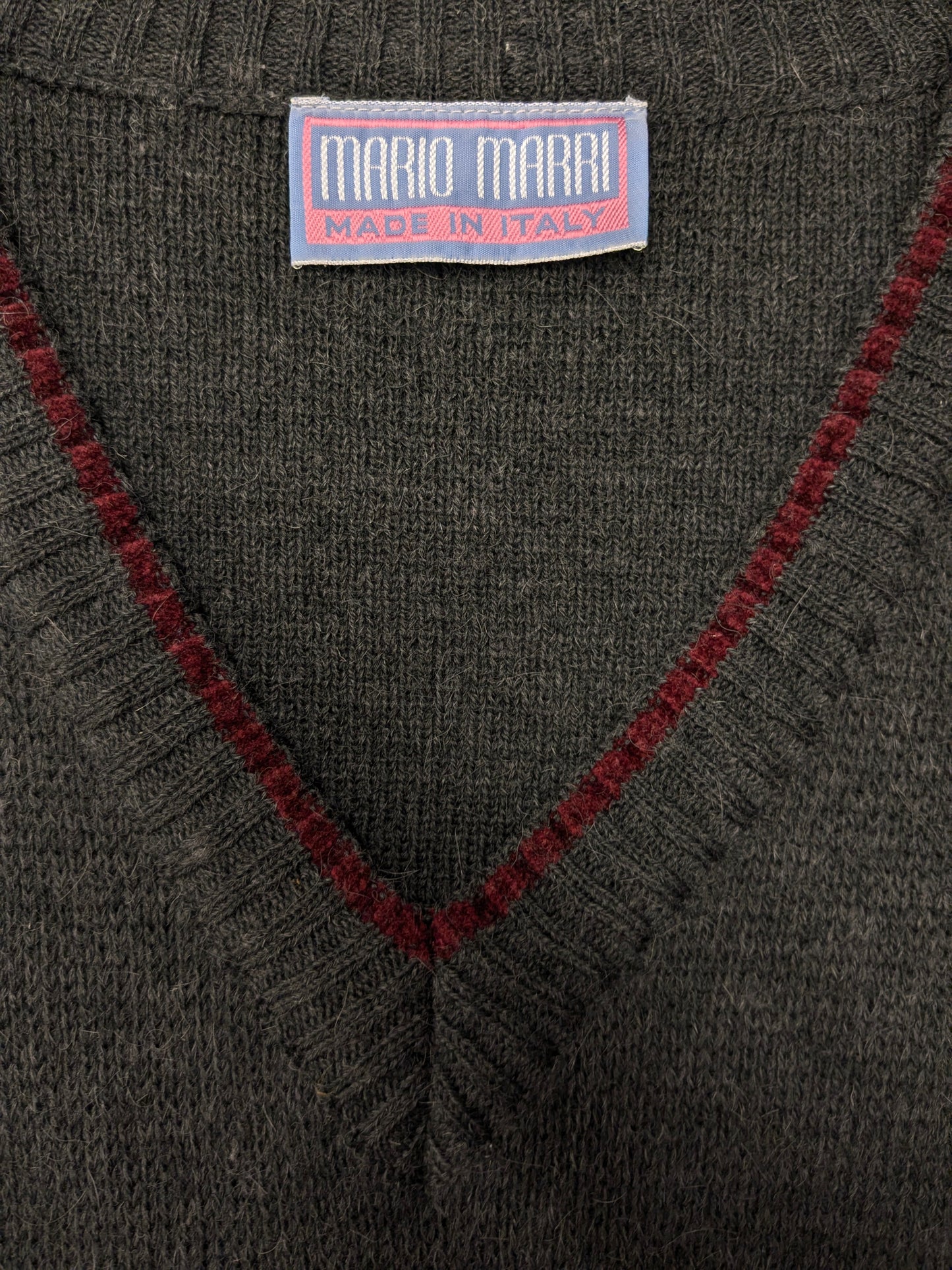 Vintage Mario Marri Pullover aus Alpakawolle mit V-Ausschnitt. Grau-Rot-Braun gefärbt. Größe 2XL / XXL. 25 % Wolle und 15 % Alpakawolle.