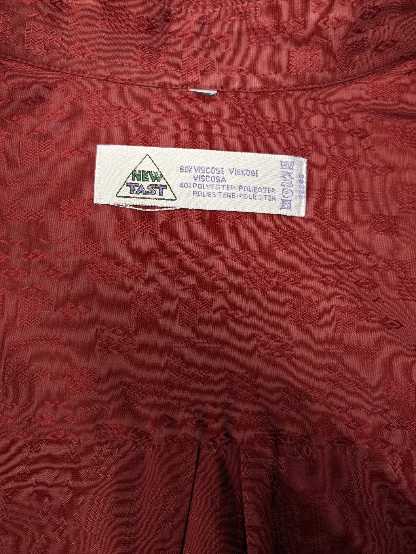 Vintage New Fast overhemd. Rood licht glanzend motief met verborgen knopen. Maat XL. Viscose.