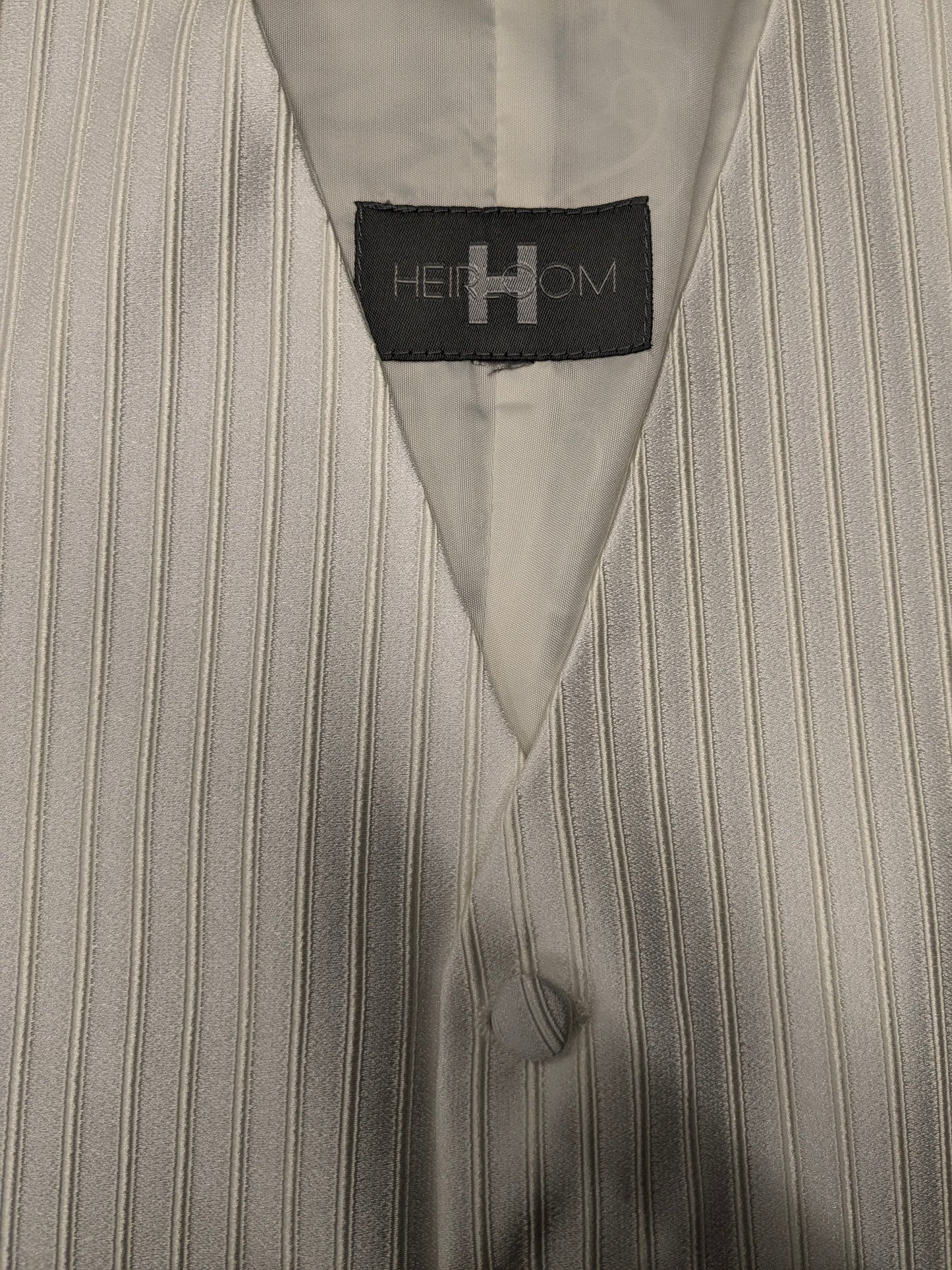 Heirloom gilet. Beige licht glanzend gestreept motief. Maat M.