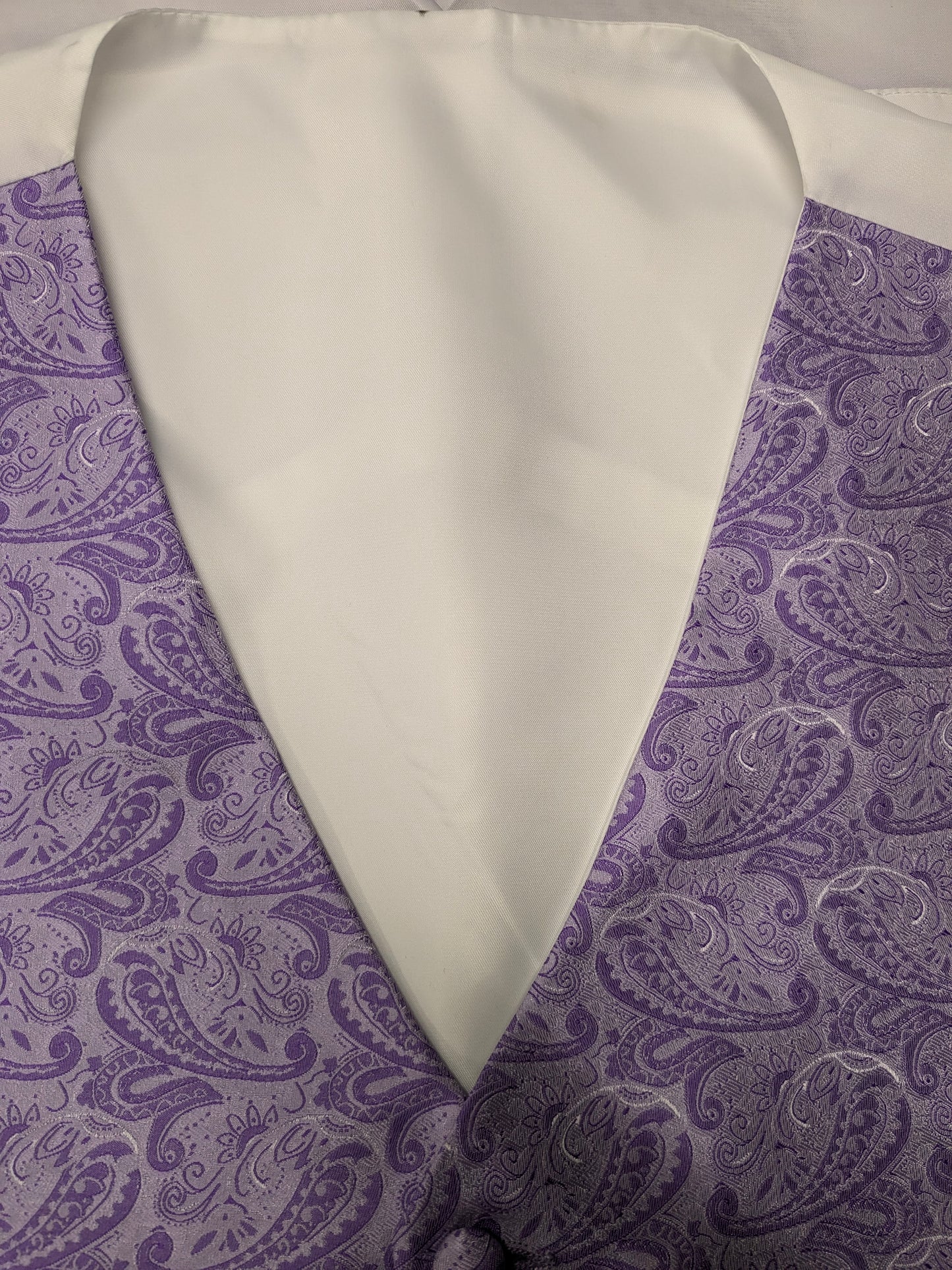 Vintage gilet. Licht en Donker Paarse paisley motief. Maat 3XL / XXXL.