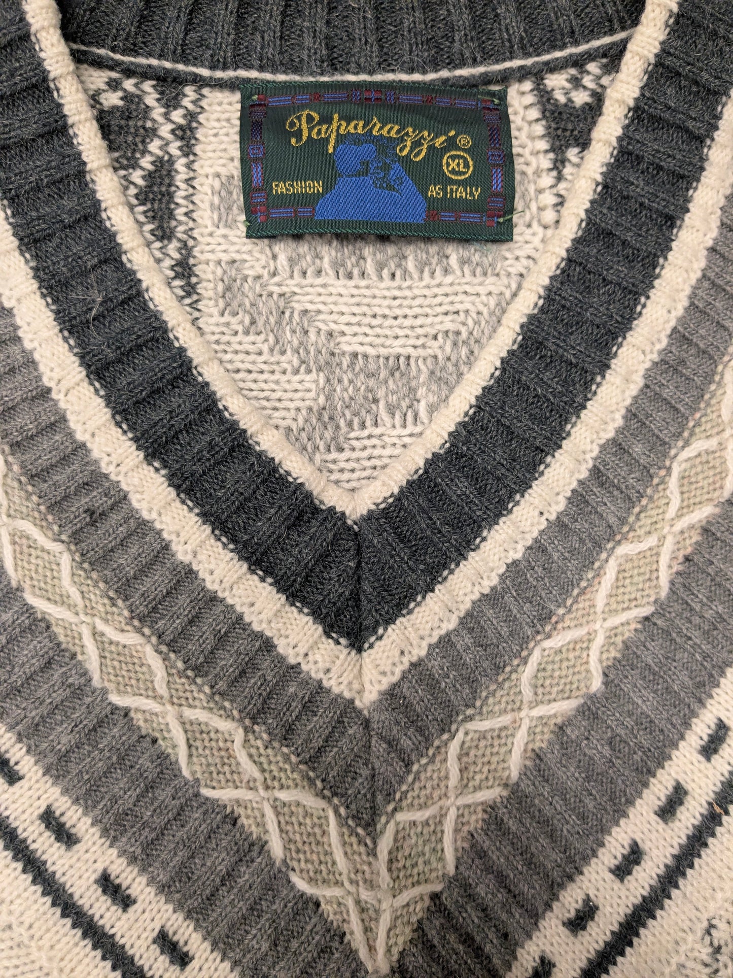 Maglione vintage Paparazzi con scollo a V. Colore grigio beige bianco. taglia L.