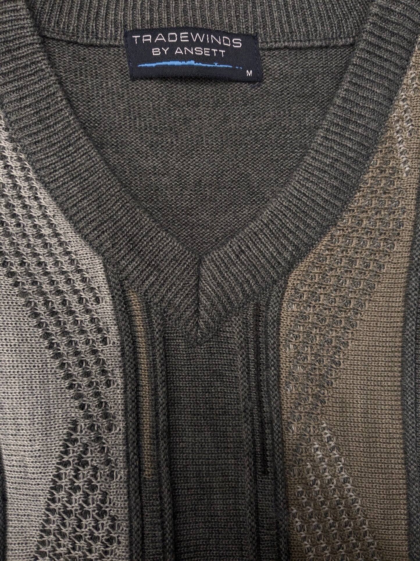Maglione vintage in lana Trade Wind con scollo a V. Colore grigio kaki. Taglia M. 30% Lana.