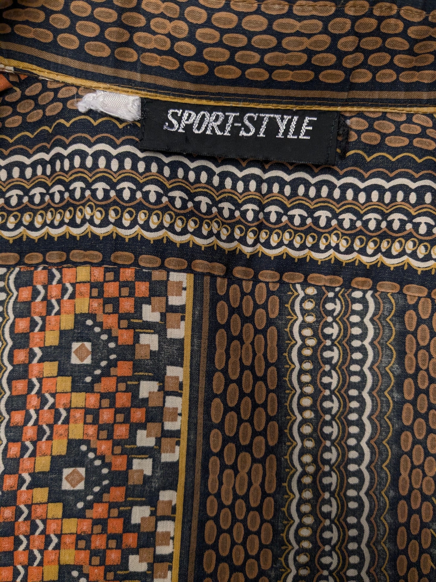 Vintage 70's Sport-style overhemd met puntkraag. Bruin Oranje Beige Zwarte print. Maat XL.