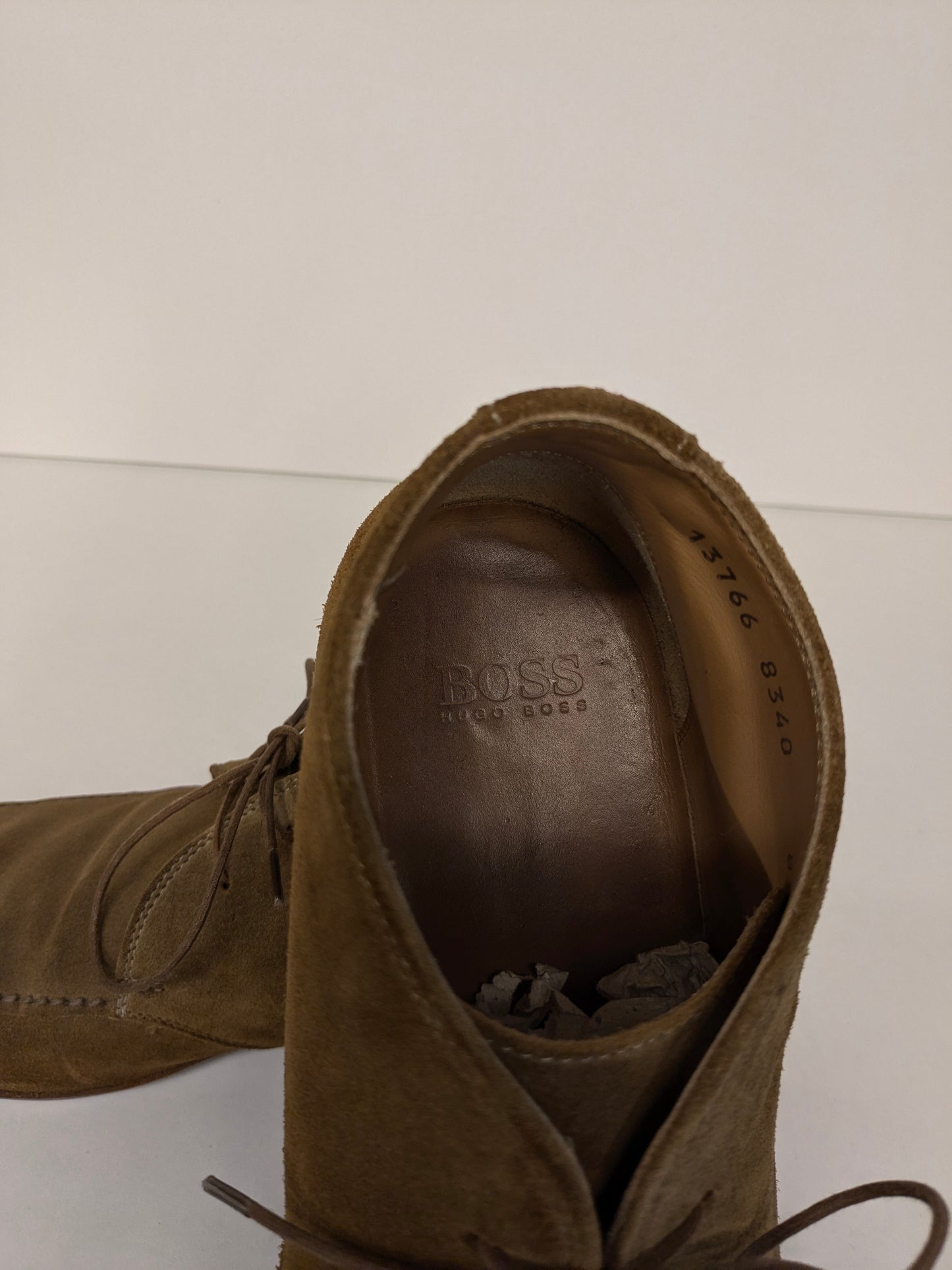 Scarpe stringate Hugo Boss in pelle scamosciata. Di colore marrone. Taglia 8/42.