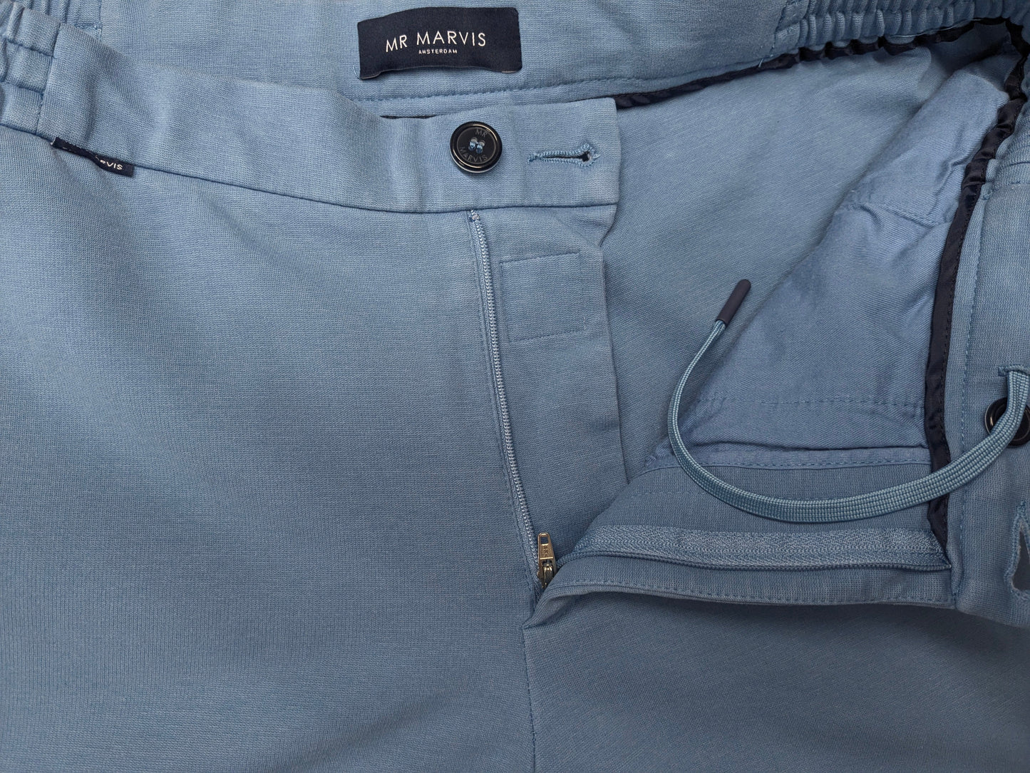 Pantaloni Mr. Marvis con elastico in vita. Colore azzurro. Taglia W34 - L30.