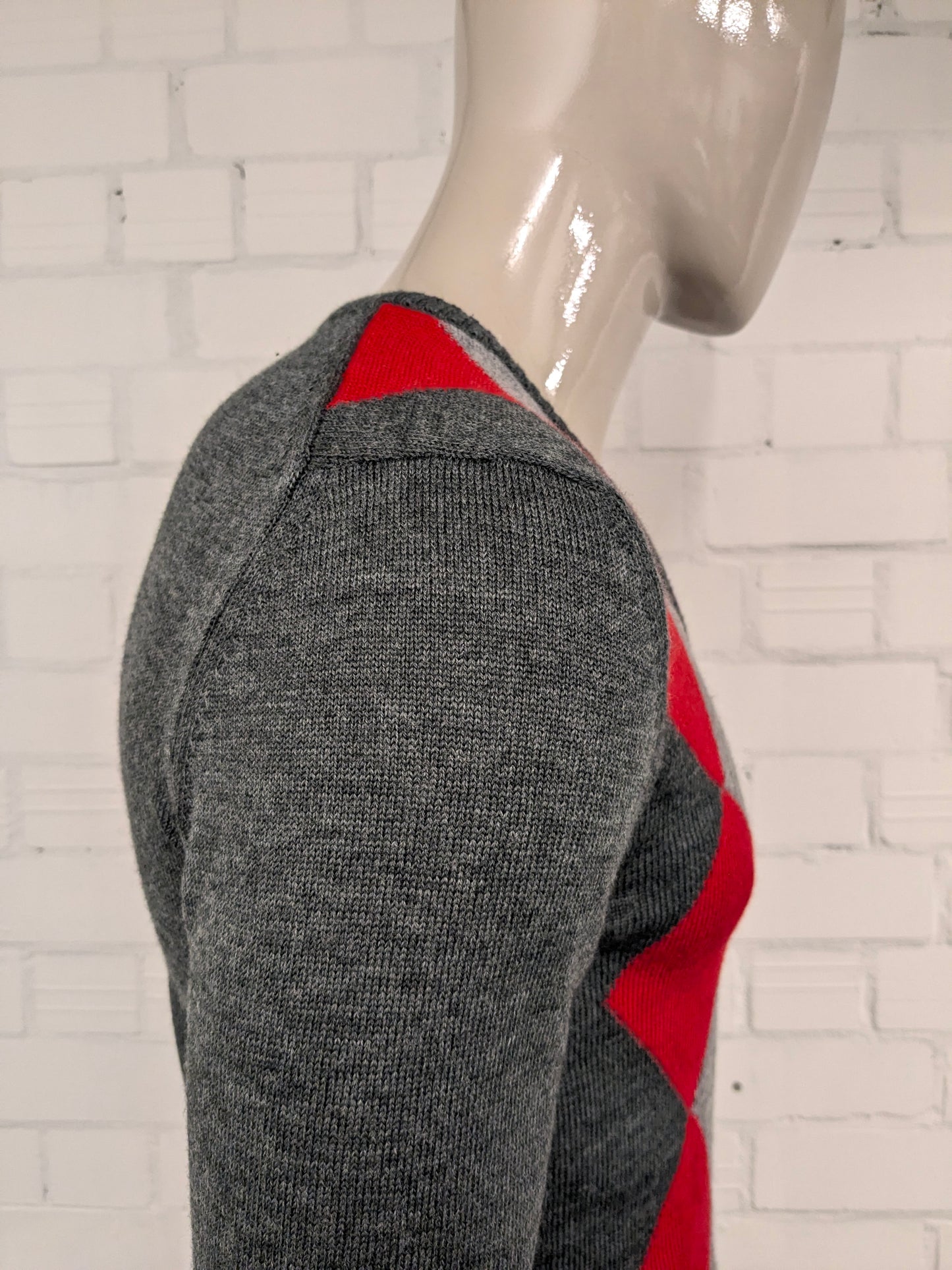 Mailcott trui met V-Hals. Grijs Rode ruiten. Maat S.