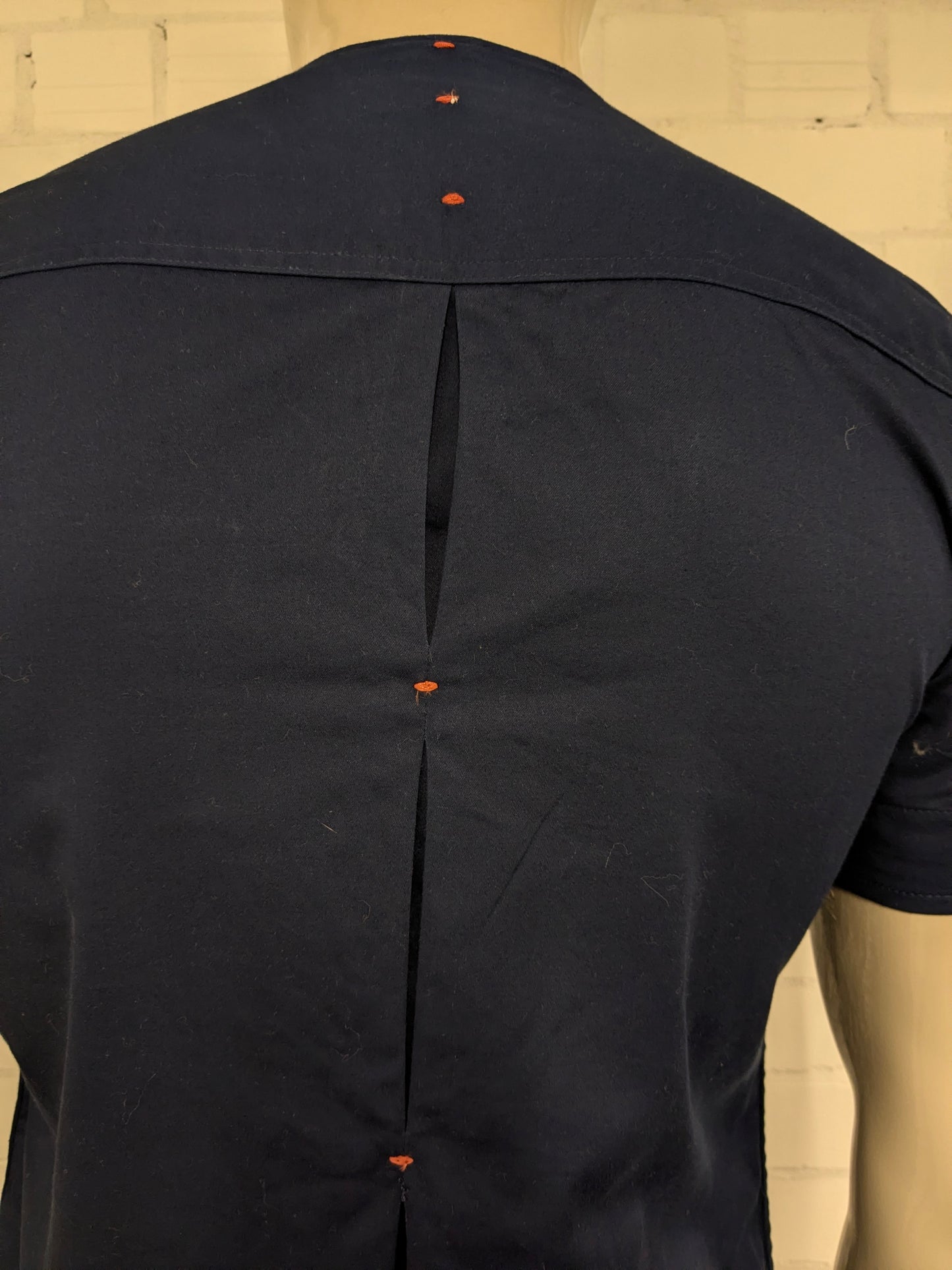 Vintage Nallem shirt. Donker Blauw gekleurd met knoop applicatie. Maat S / M. stretch.