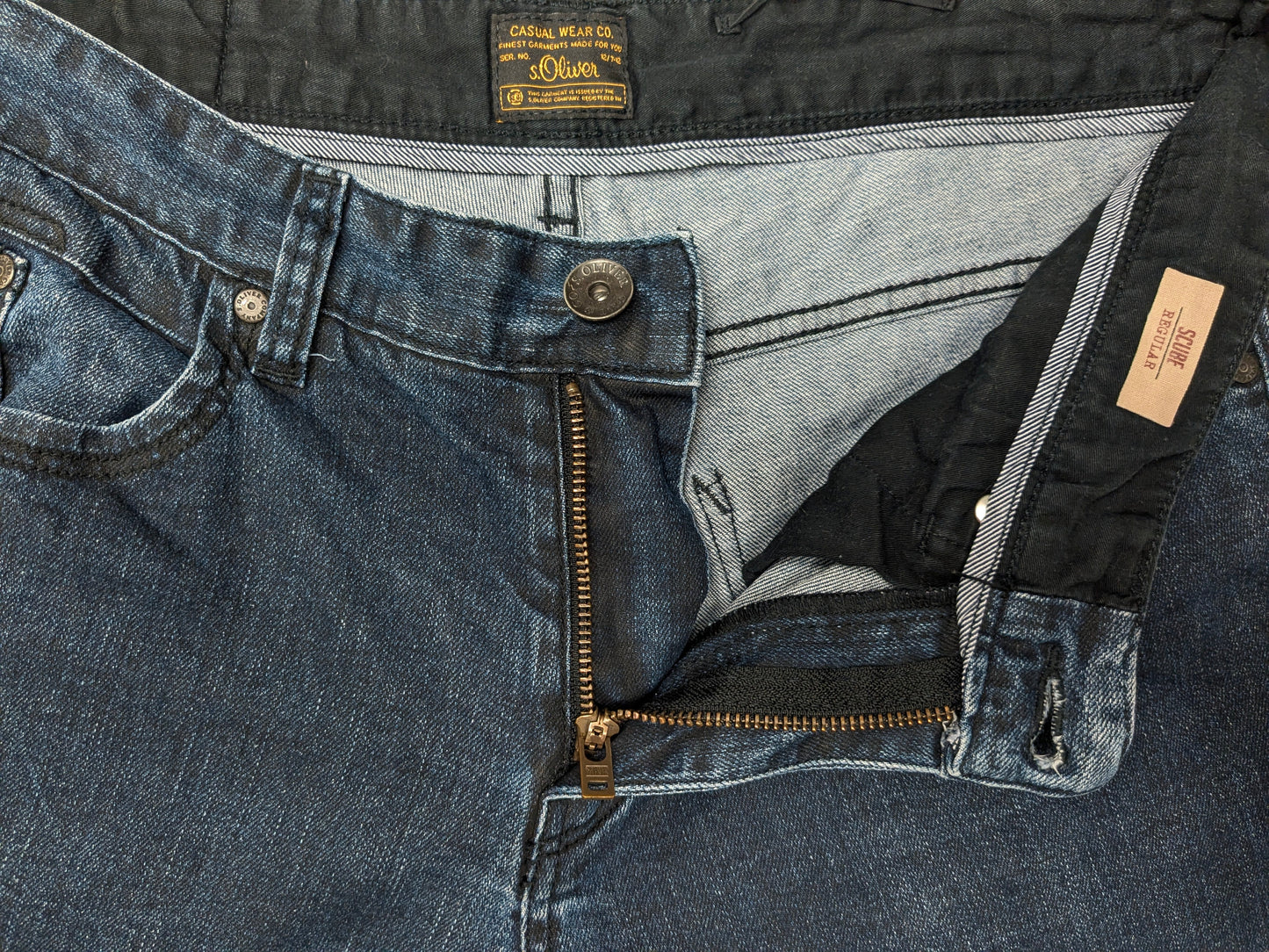 s.Oliver jeans. Donker Blauw gekleurd. Maat W30 - L34. type Scube Regular. stretch.