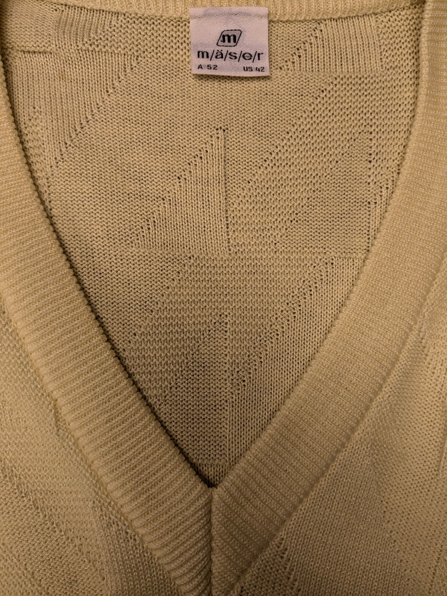 Vintage Mäser spencer met V-Hals. Geel motief. Maat L.
