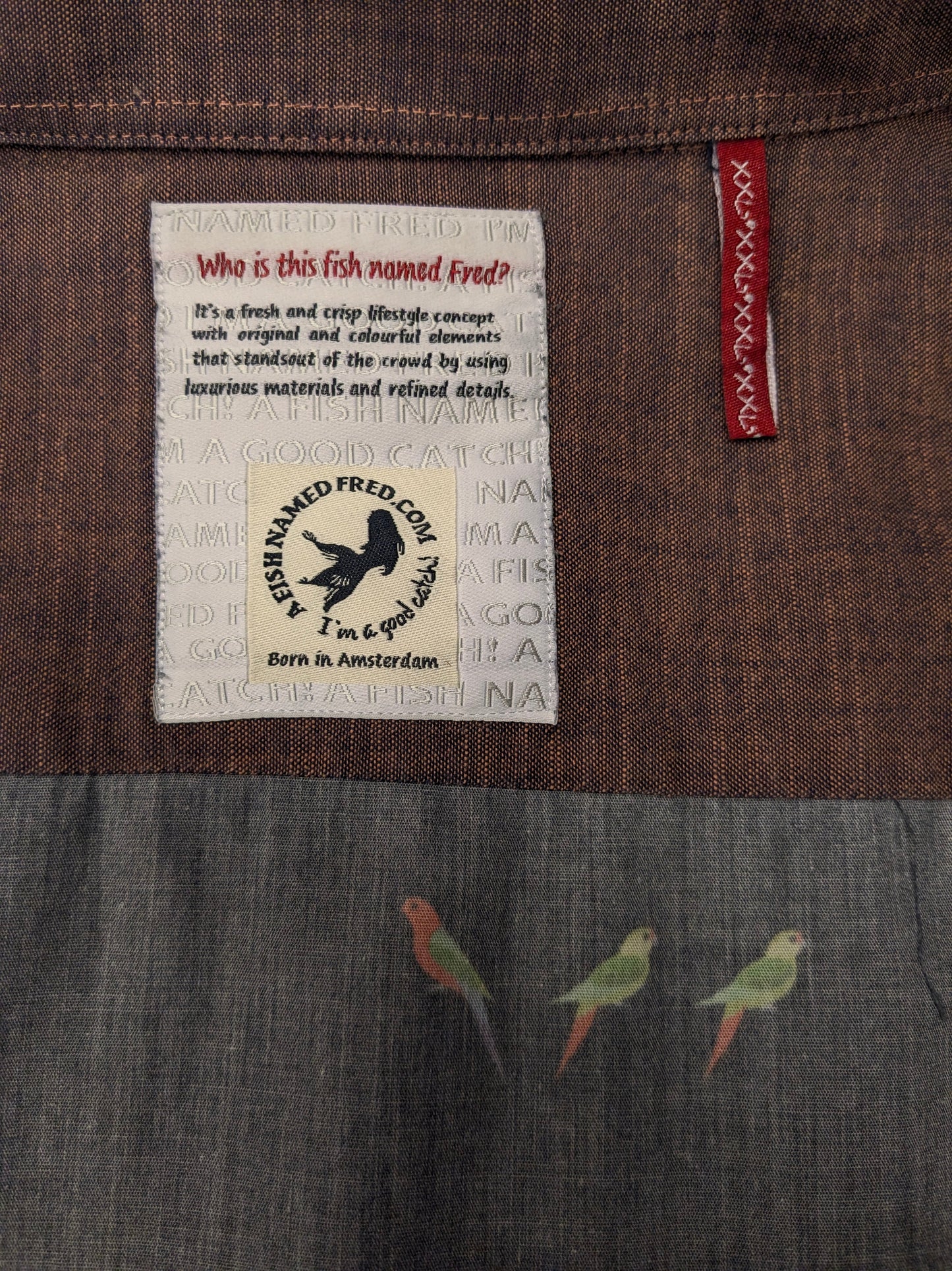 Una maglietta di un pesce di nome Fred. Blu scuro con stampa di uccelli. Taglia 2XL/XXL.