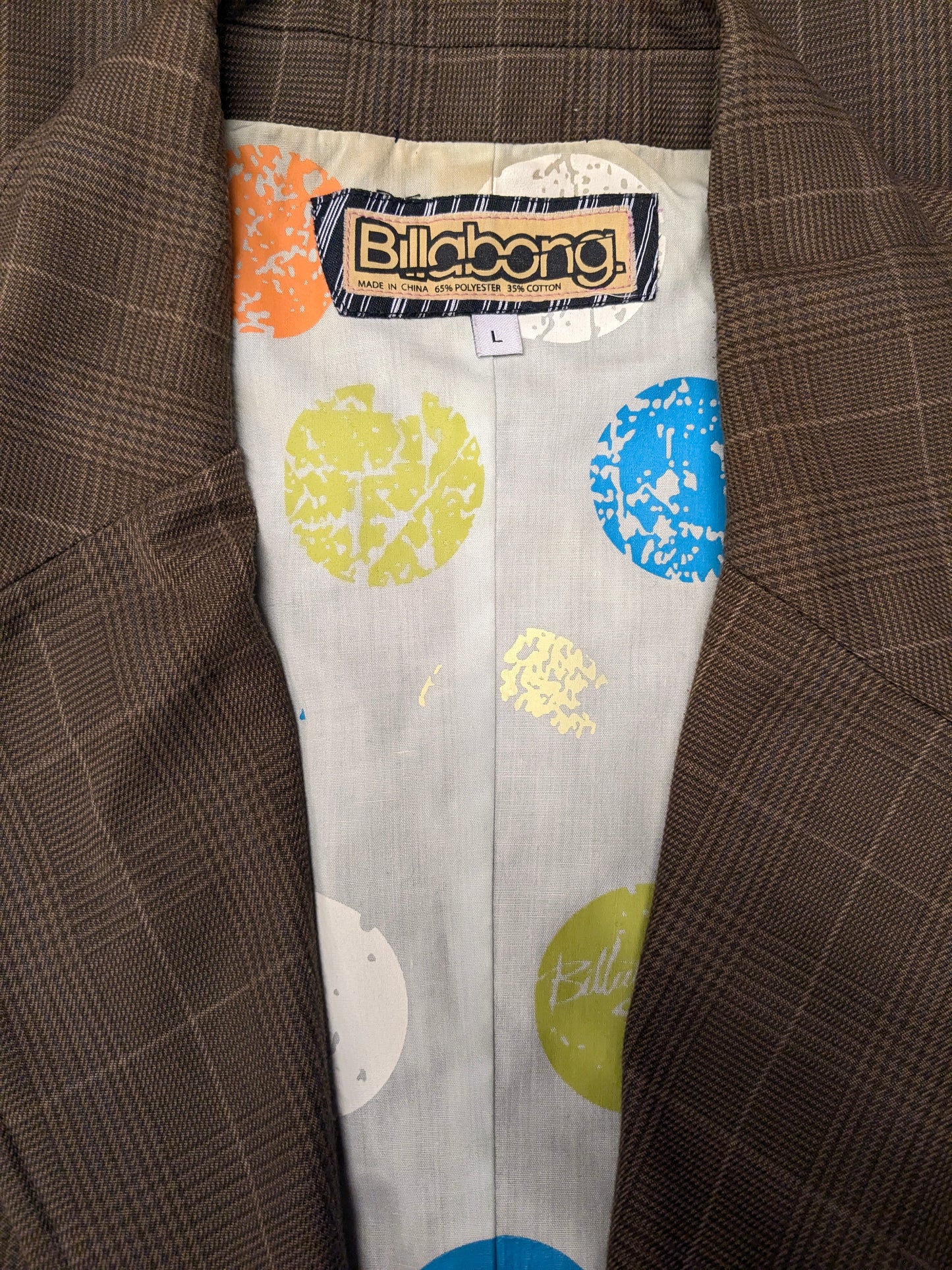 Casual Billabong colbert. Bruin geruit met kleur accenten linker mouw. Maat L.