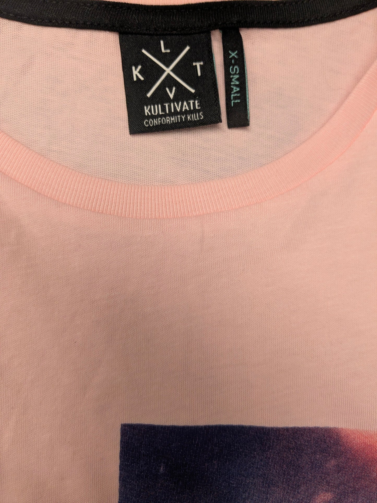 Kultivate shirt. Roze met opdruk. Maat XS.