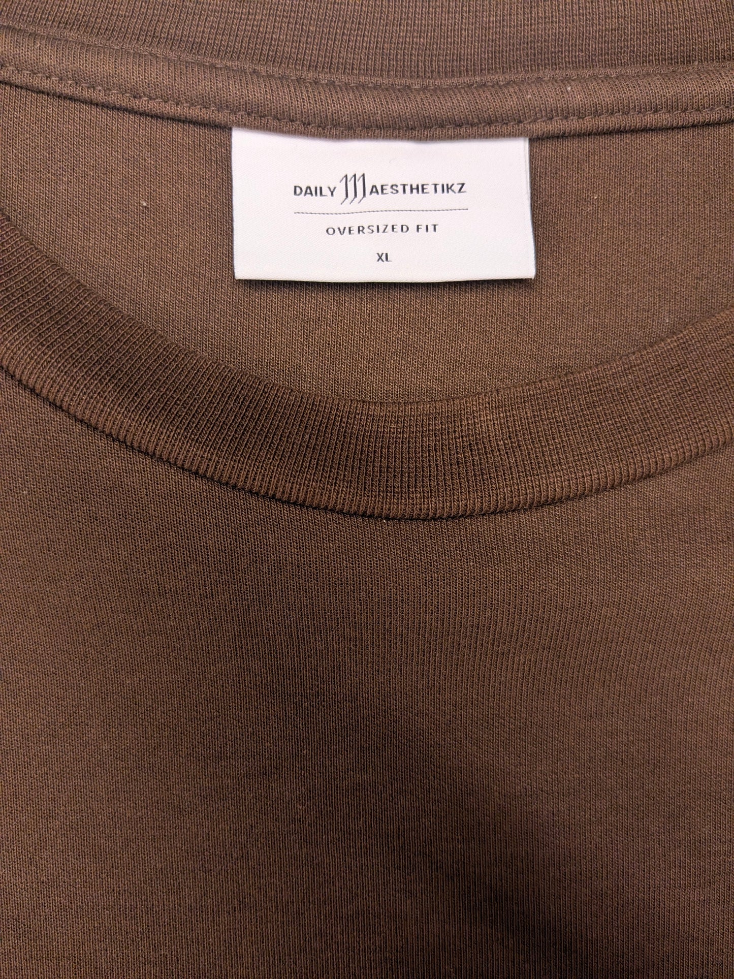 Daily Aesthetikz oversized shirt. Bruin met opdruk. Maat XL.