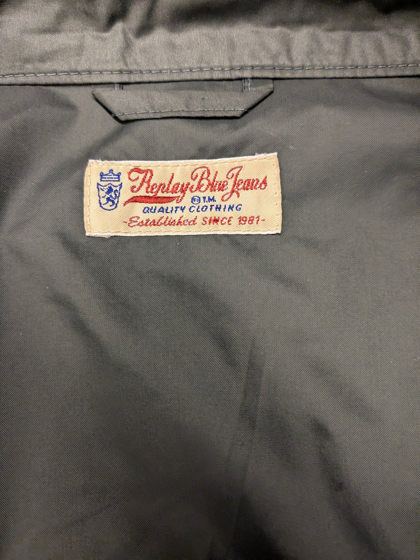 Replay zomer jack. Donker Grijs gekleurd. Dubbele rits waardoor pasvorm aan te passen is. Maat L.