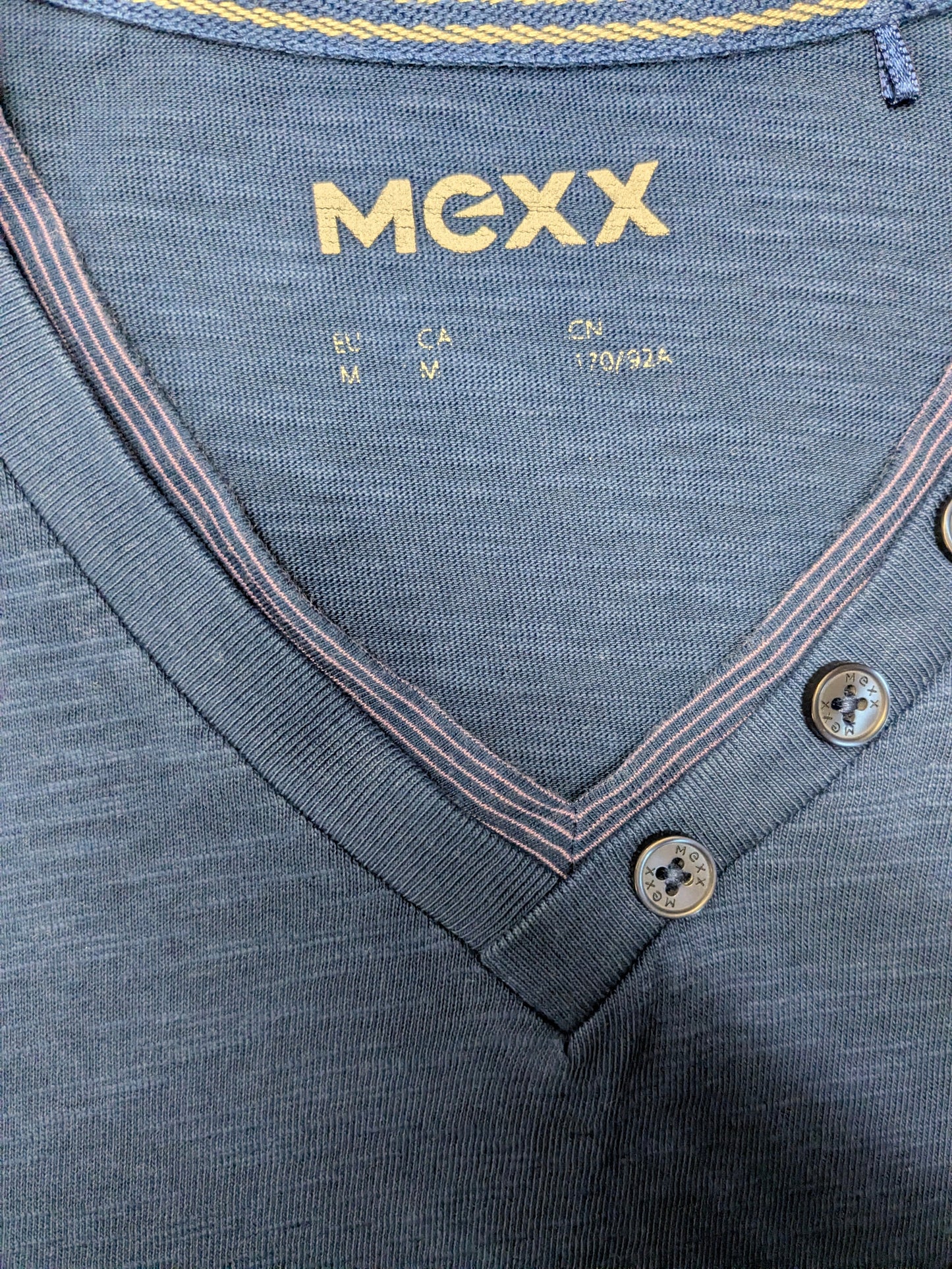 Mexx shirt met V-Hals en decoratieve knoopjes. Donker Blauw gemêleerd. Maat M.